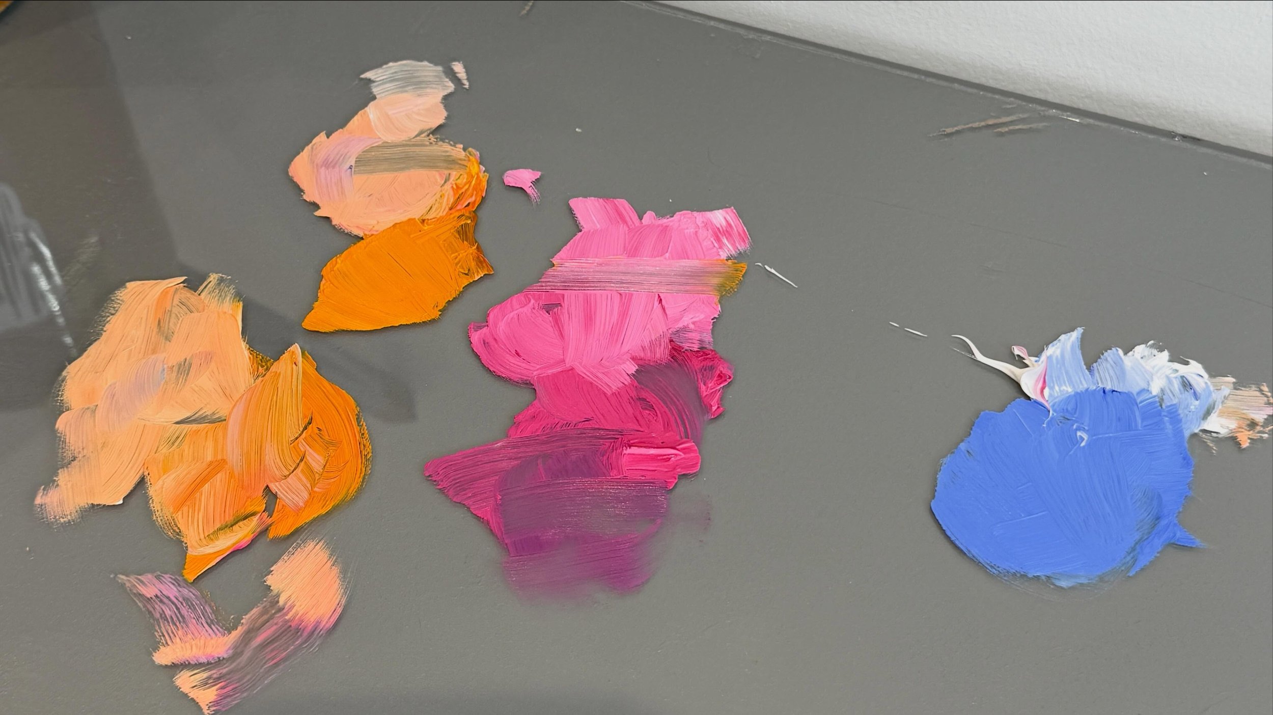 Beautiful colours on my palette 😍 I really don't think there's a nicer blue than French ultramarine with white 💙 
Also that Indian yellow with white and permanent rose with white literally glows! I love the lush luminosity of oil paints 🎨
@winsora