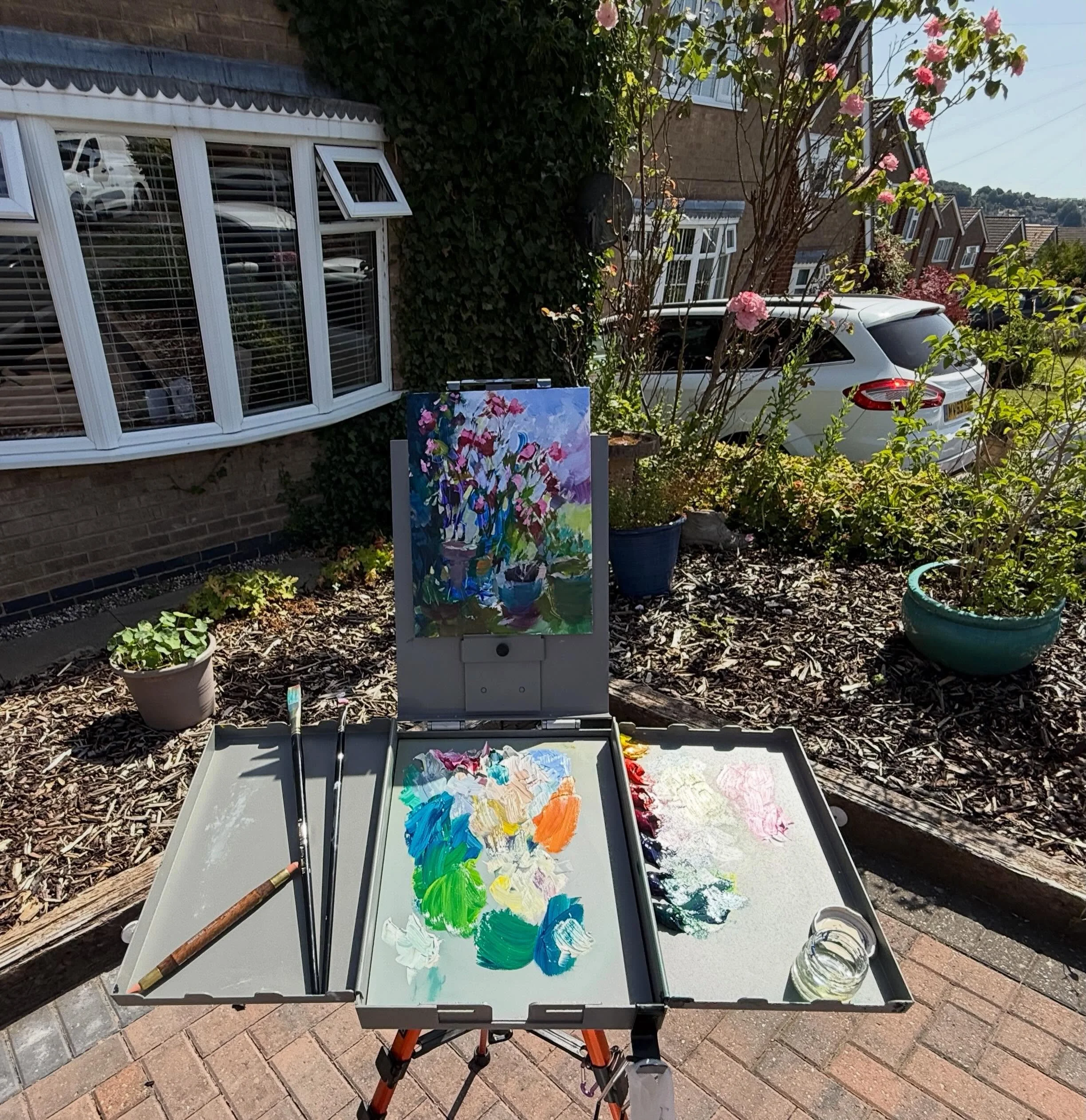 Painting the roses in my garden yesterday, until it got unbearably hot! 🔥I&rsquo;m still getting used to my new @strada.easel so wanted to stay close to home. Loving this easel! 

#oilpainting #gardenpainting  #impressionistpainting derbyshireartist