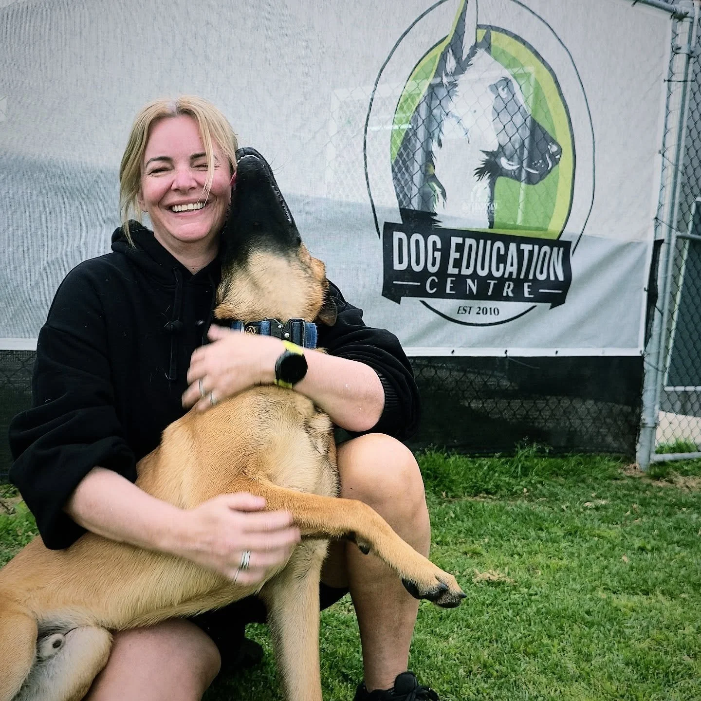 Caught up with our mate and all round amazing human @brydiecharlesworth at @dogeducationcentre on our way back up the road. 

Styx made a new pal!