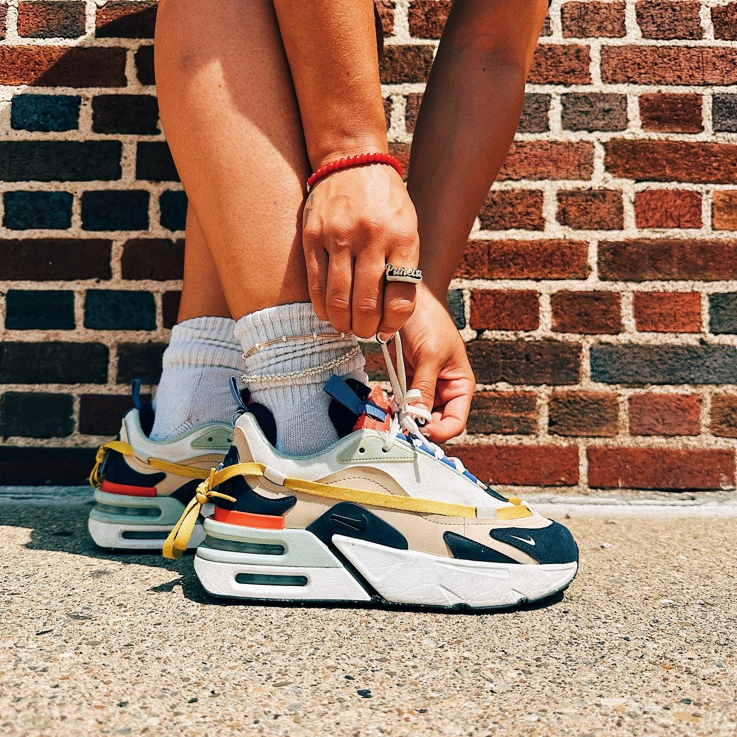 Palabra del d&iacute;a: Accessorize ⚡️ ⁣
⁣
⁣
⁣
⁣
⁣
⁣
⁣
#kickcheck #thatgirl #furiosa #nike #sneakerhead #sneakeraddict #ootd #tomboy #girlswhodresslikeboys #snkerskickcheck #hypebae #statementjewelry #rings