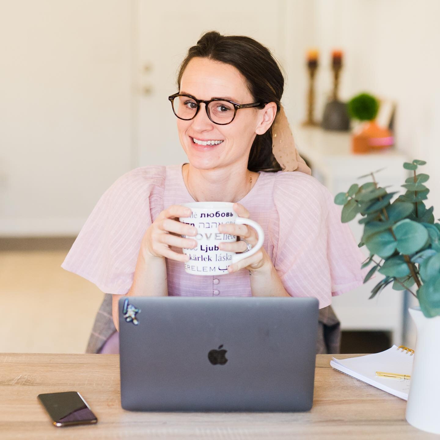 Hi 👋🏼 I&rsquo;m Erica. How can I help with your digital marketing strategy?

I&rsquo;m not your average social media marketer. I like to mix a little bit of old school tactics in with the new school ones. 

I&rsquo;m not gonna promise you that you&