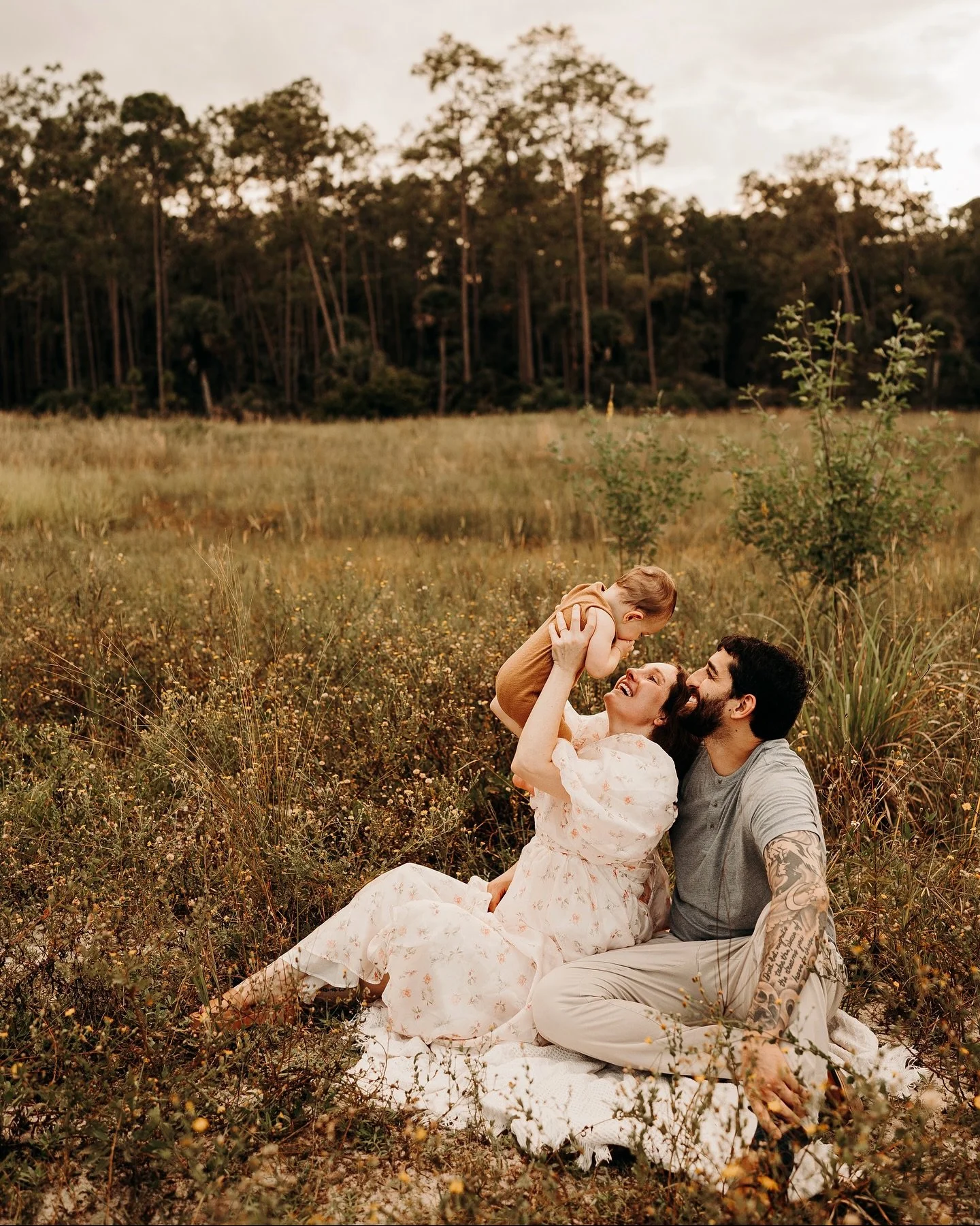when your clients book a family session / baby announcement 🥹💕

I will be seeing them very soon for updated family photos 🙂&zwj;↕️🩷

trust your photographer in any weather situation - this day was very humid and mildly overcast but their photos t
