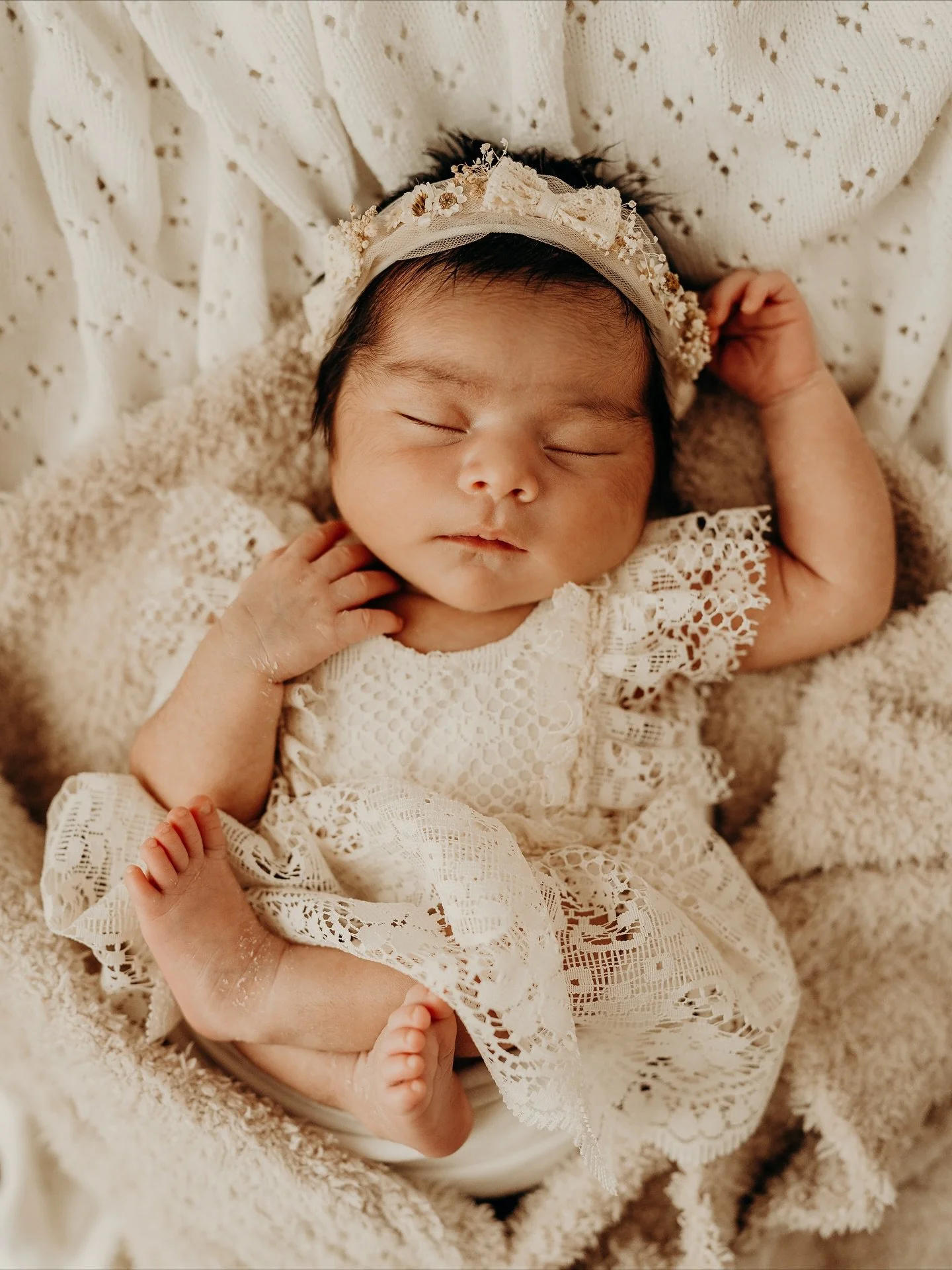 the more you scroll the sweeter it gets 🥹☁️

take this as your sign to take the photos of your little babe.. they are this little once 🤍

baby Leiliana tore my heart to pieces 🥹 

#newbornsession #newbornphotographer #newbornphotography #studionew