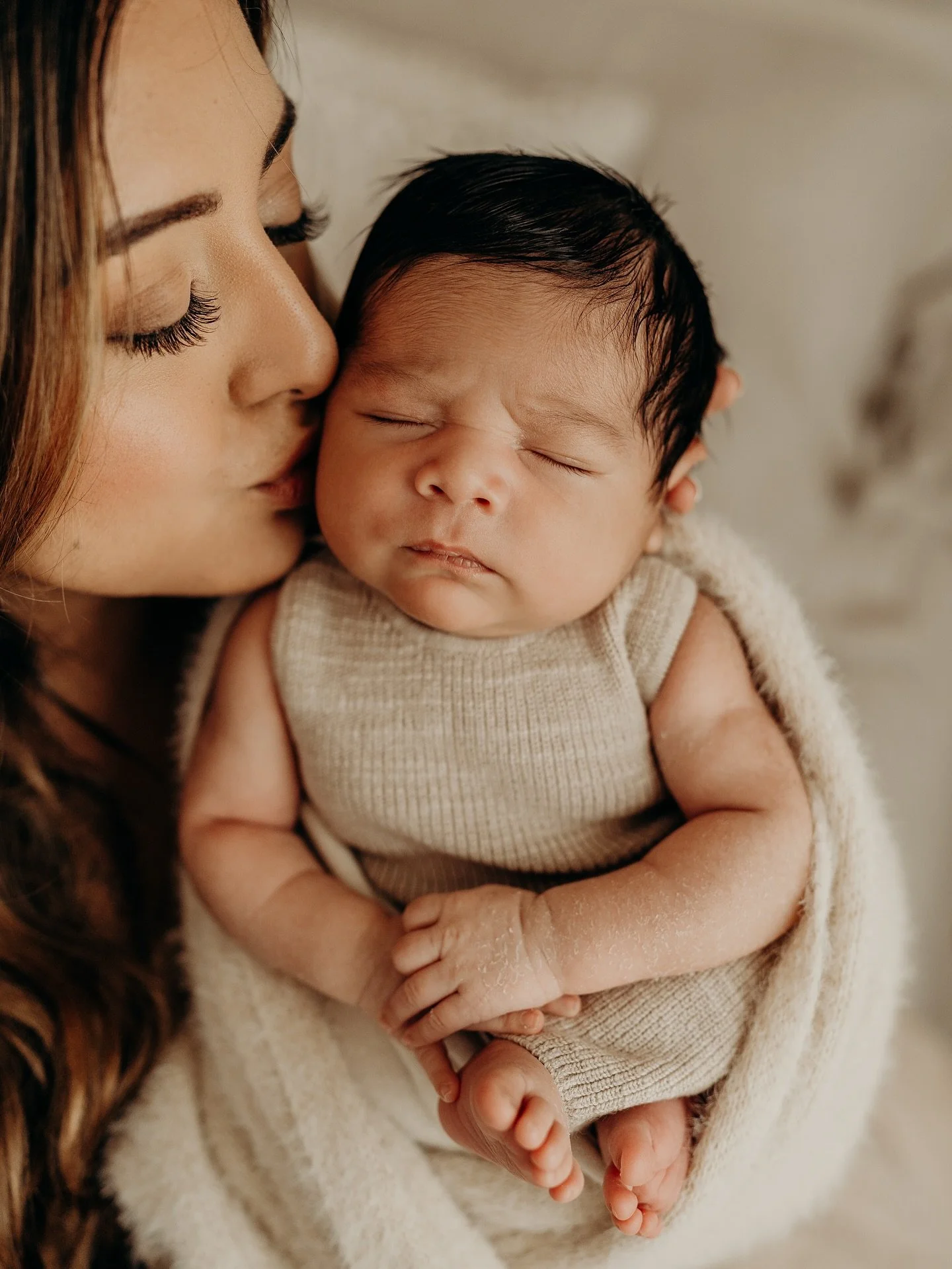 cozy snuggles are my favorite type of mornings 🤍☁️🌙

every photo just gets more perfect and perfect &lt;33

#newbornphotographer #naplesnewbornphotographer #fortmyersnewbornphotographer #flphotographer #familyphotos