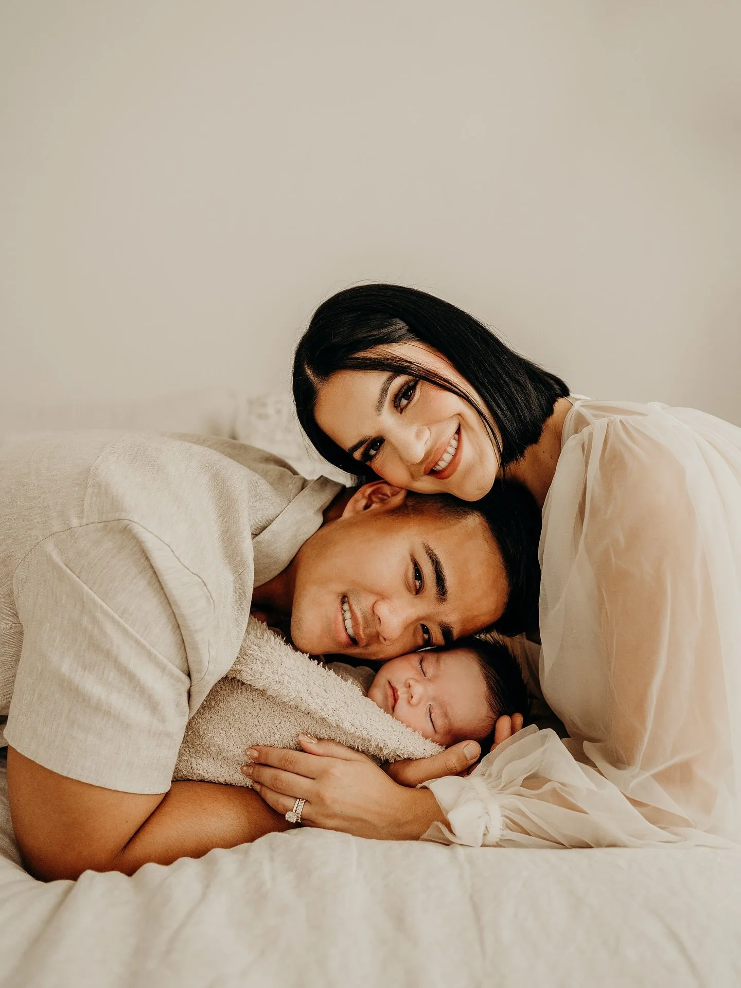 this is how easy it is ☁️💫

newborns made for you to relax and enjoy the sweet snuggles with your little babe, no pressure, no timeline, no akward moments just pure loving joy 🤍

it&rsquo;s all about running on their timeline, capturing every momen