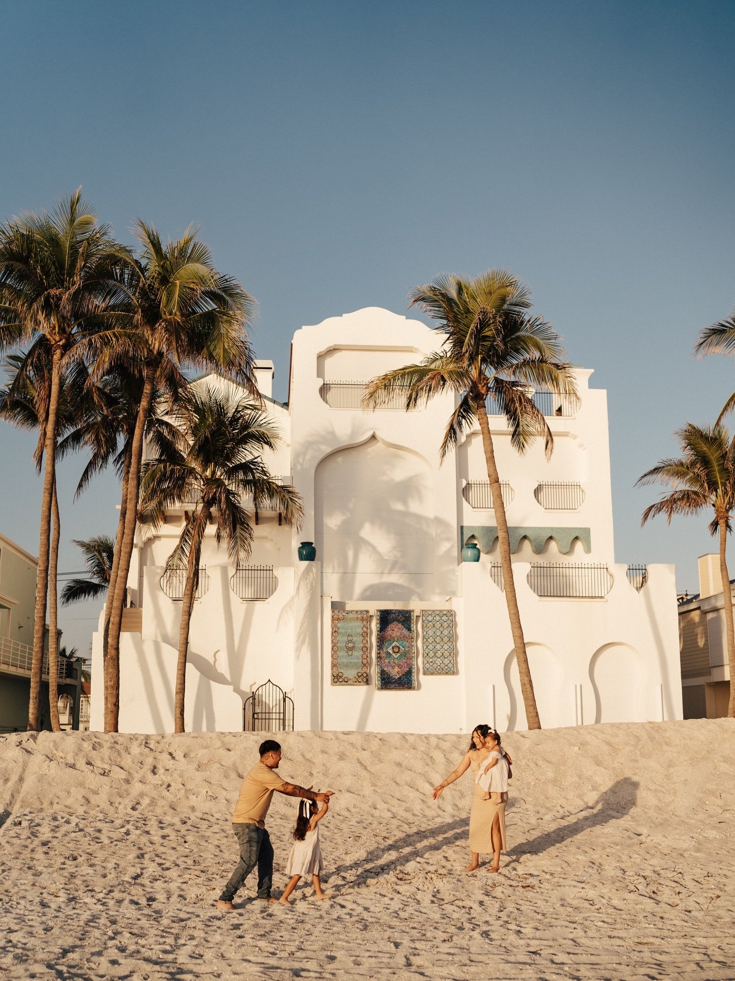 when you just show up to have a fun time, and there happens to be a beautiful sunset while you&rsquo;re surrounded by the sweetest humans. I call this the perfect evening ☀️🌊🌴

anddddd yes this house was the perfect background 😭

#fortmyersphotogr
