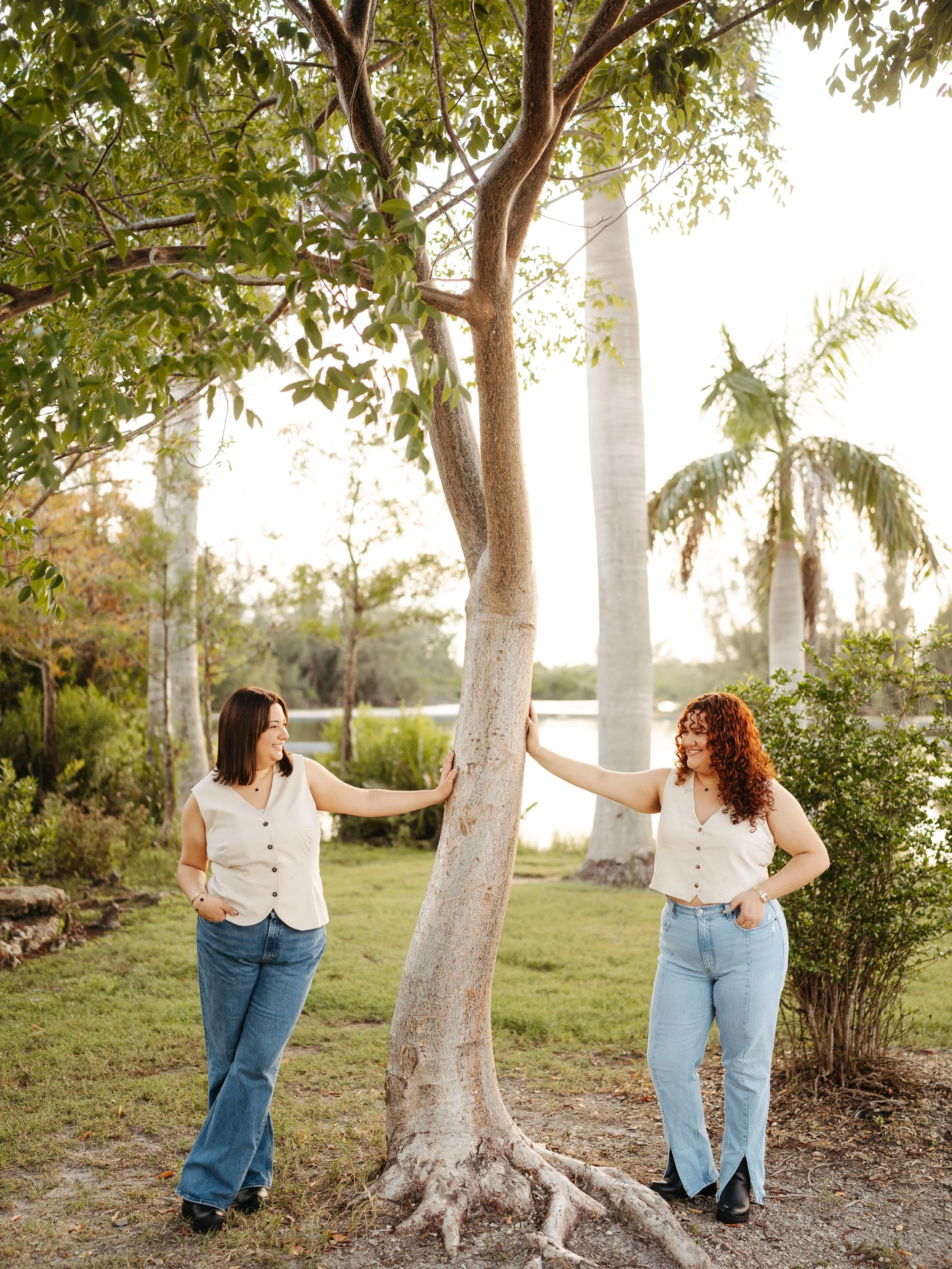 sister&rsquo;s who bring in all the fun, love, chaos raise your hands 👋🏼

yes she certainly did book 3 minis back to back to have enough time for everyone 💛🥹 small glimpse into this beautiful fun family ✨

#sisterhood #sisters #familyphotos