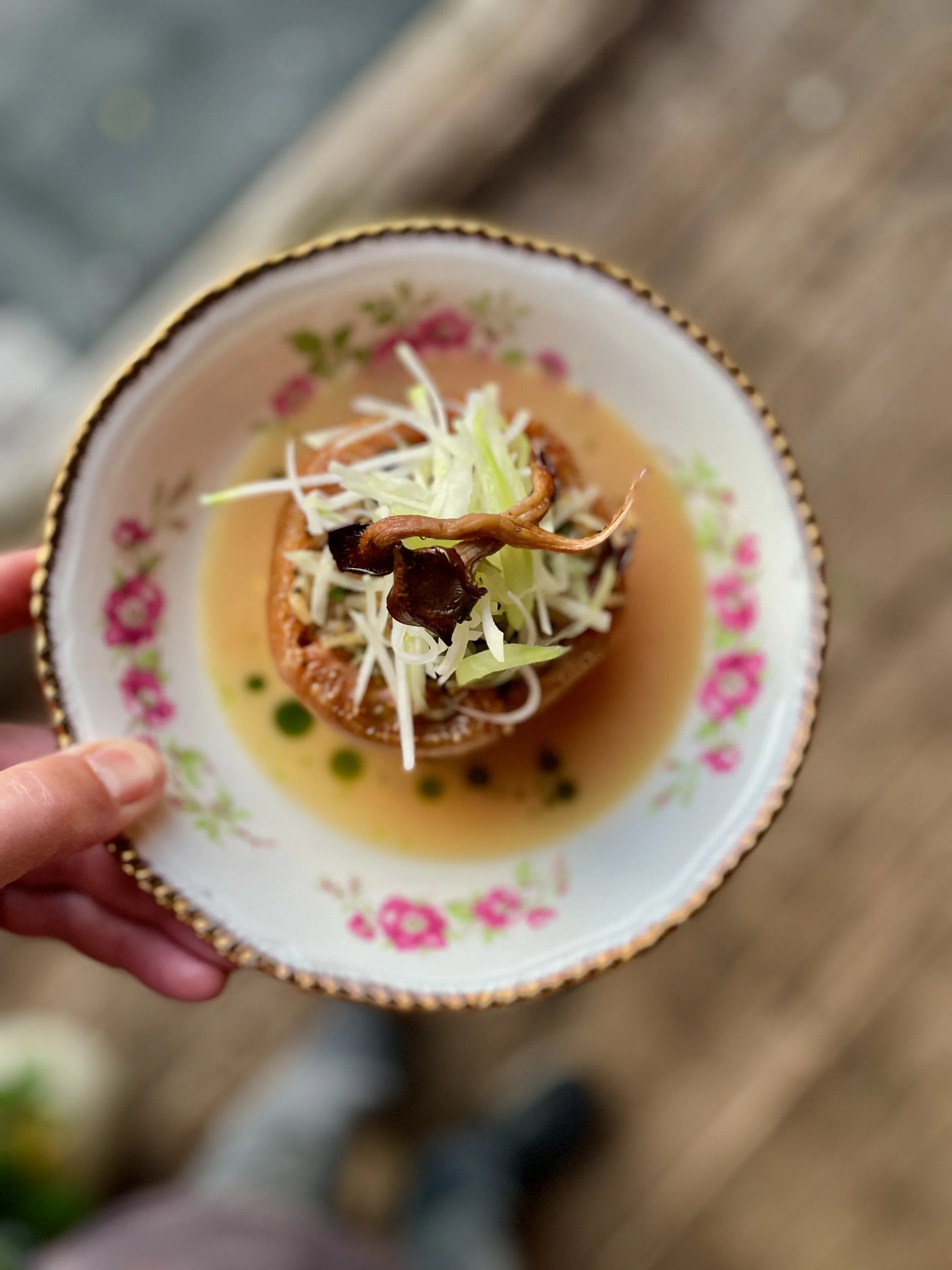 Tomate farcie et choux rave en julienne