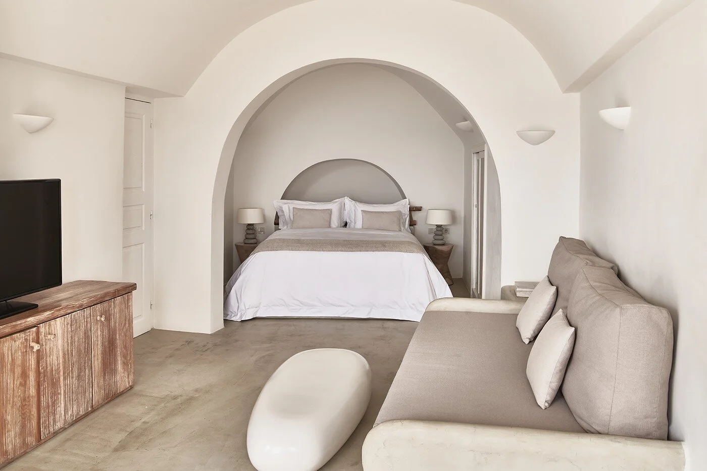 https___hypebeast.com_wp-content_blogs.dir_6_files_2021_05_mystique-hotel-santorini-greece-re-open-interior-rooms-price-8.jpg