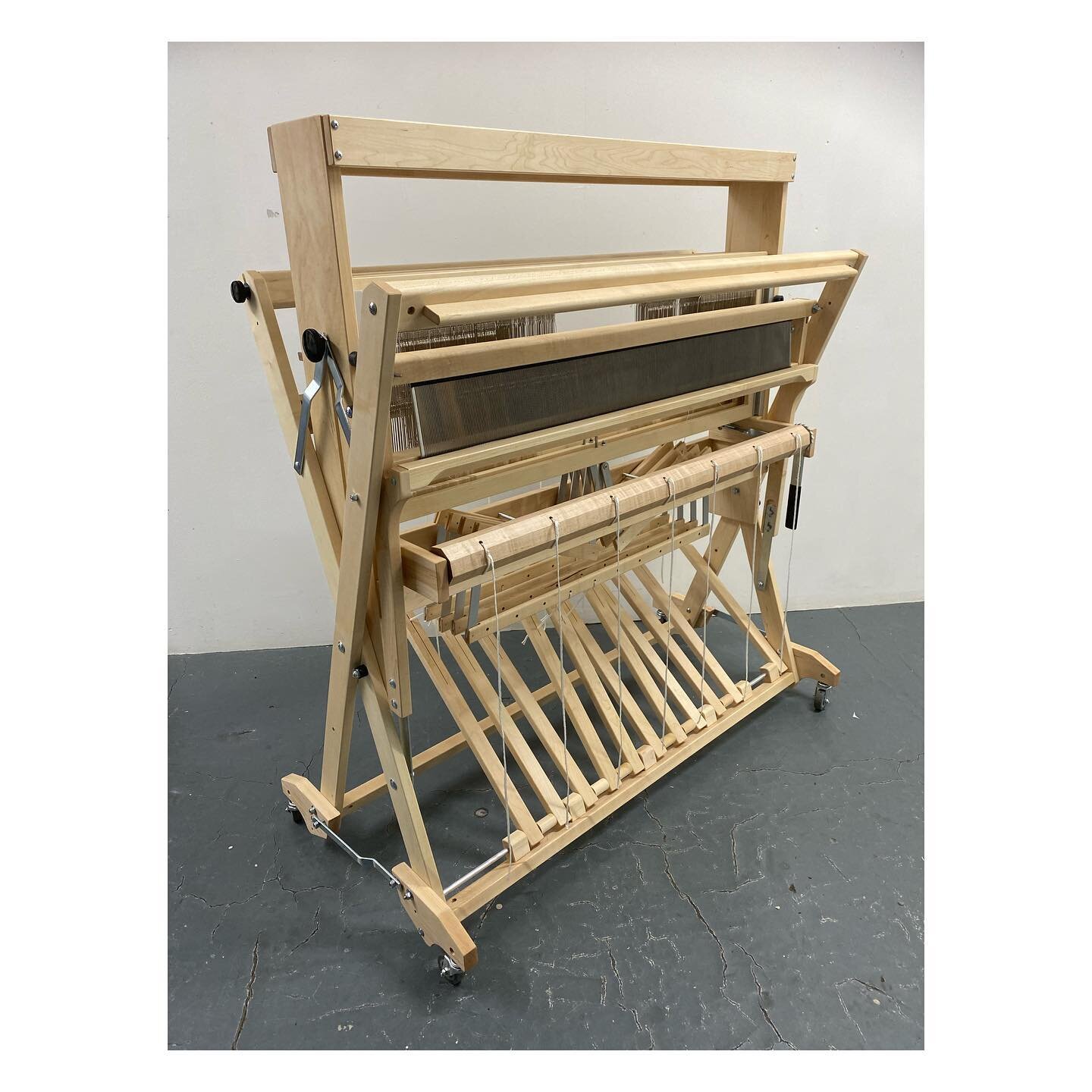 I&rsquo;d like to introduce you to the latest member of PickOne loom family, number 23, give or take &hellip; this is a Schacht Mighty Wolf + hails from Boulder, Colorado! 

Presently it holds 4 shafts, but there&rsquo;s facility to add another 4 whi