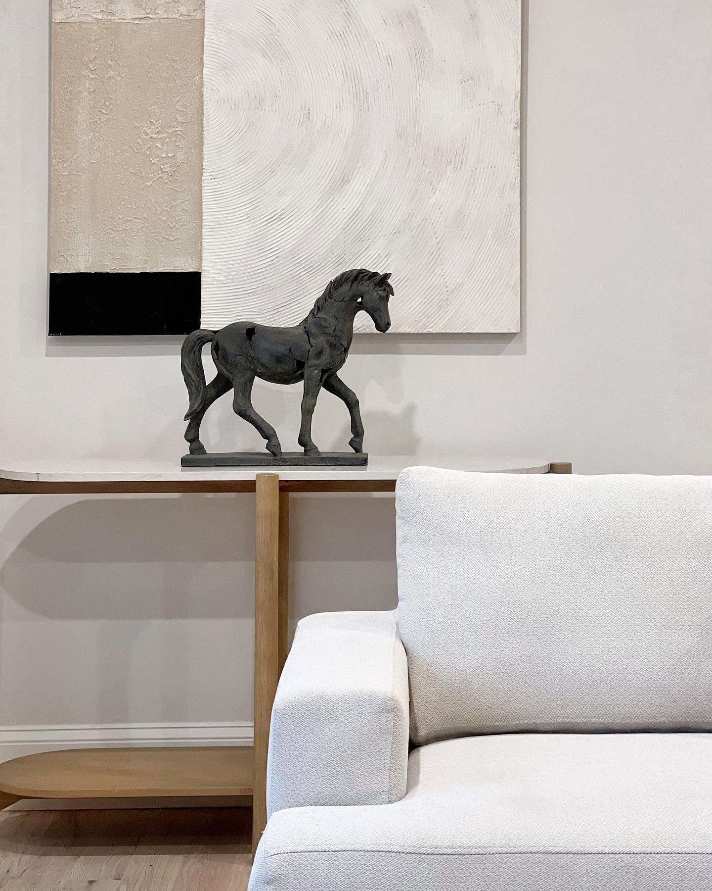 Full day of staging today and the only picture I managed to capture was of old Stewball, the race horse. 
&bull;
#roomserviceplease #homestaging #staginghomes #staging #propertystaging #homedecor #interiordecor