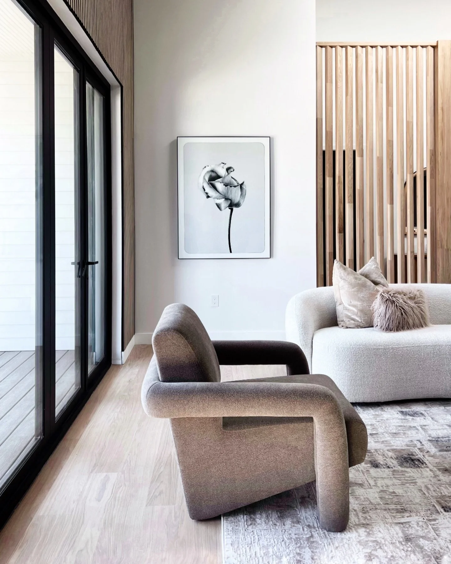 I guess just a moment for this spot and these laid back lines 〰️

#roomserviceplease #roomserviceretold #staging #dorchesterrealestate #bostonrealestate #penthouse #bostonpenthouse