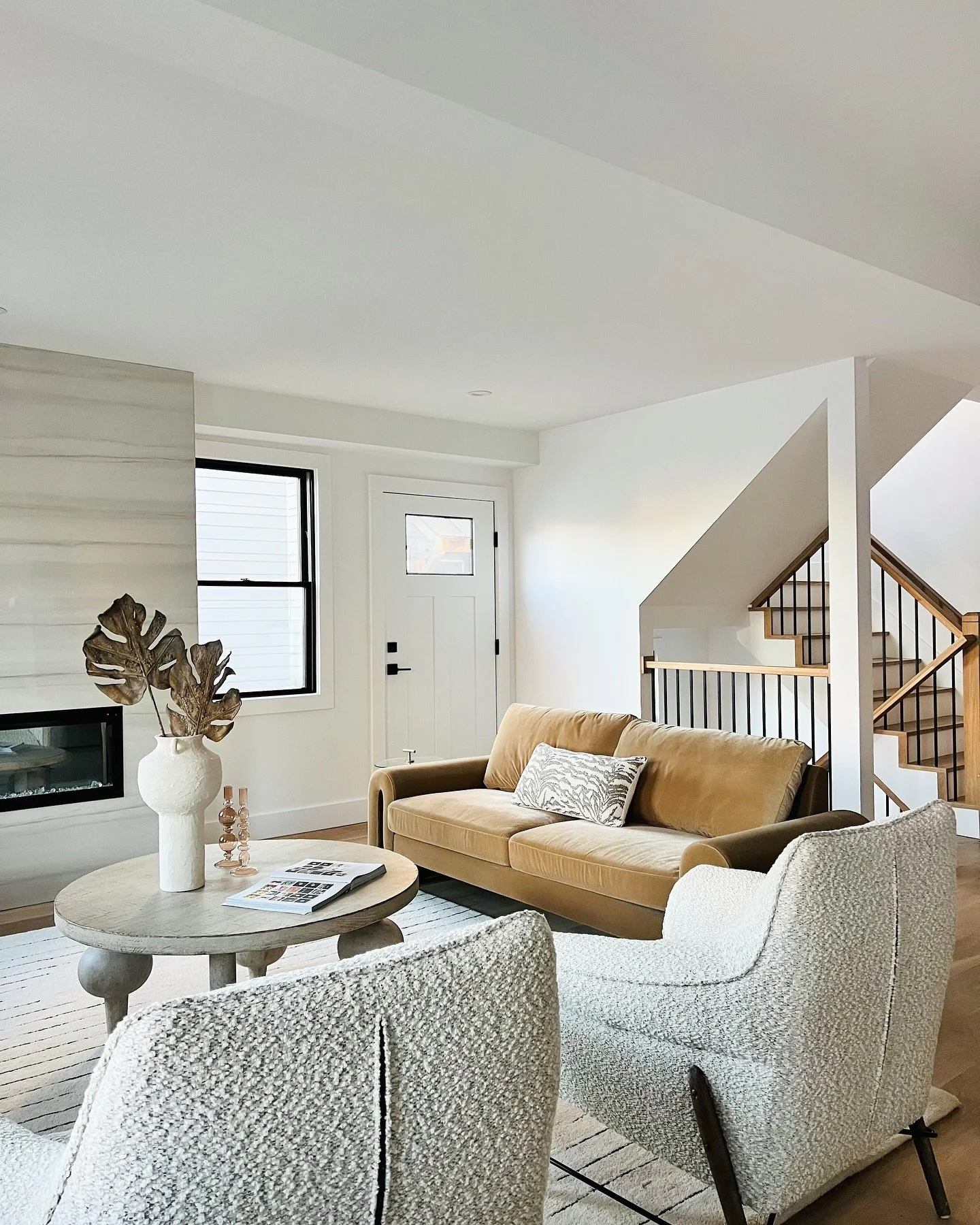 She sold this week and we forgot to post about it when we staged her back in February, so closing out the week with some glamour shots. 

Staged her for @sa.development 
Listed by @jmrrealestategroup 
And a sweet surprise, sold for @marthatoti @werne