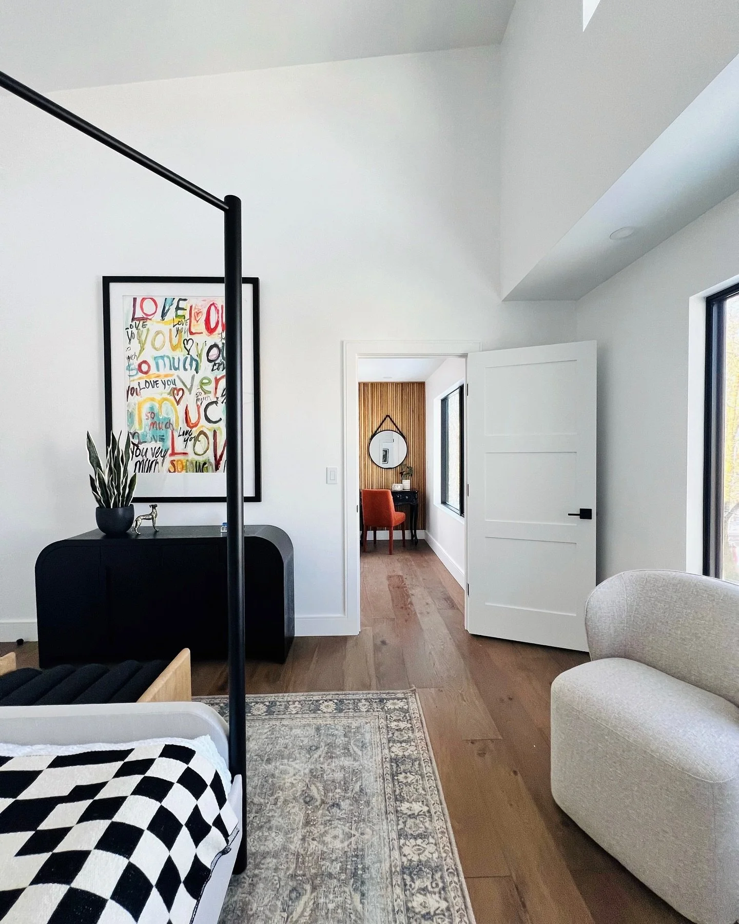 When those perspective lines align perfectly. Can I get an amen! ✨
&bull;
#roomserviceretold #roomserviceplease #homestaging #bostonrealestate