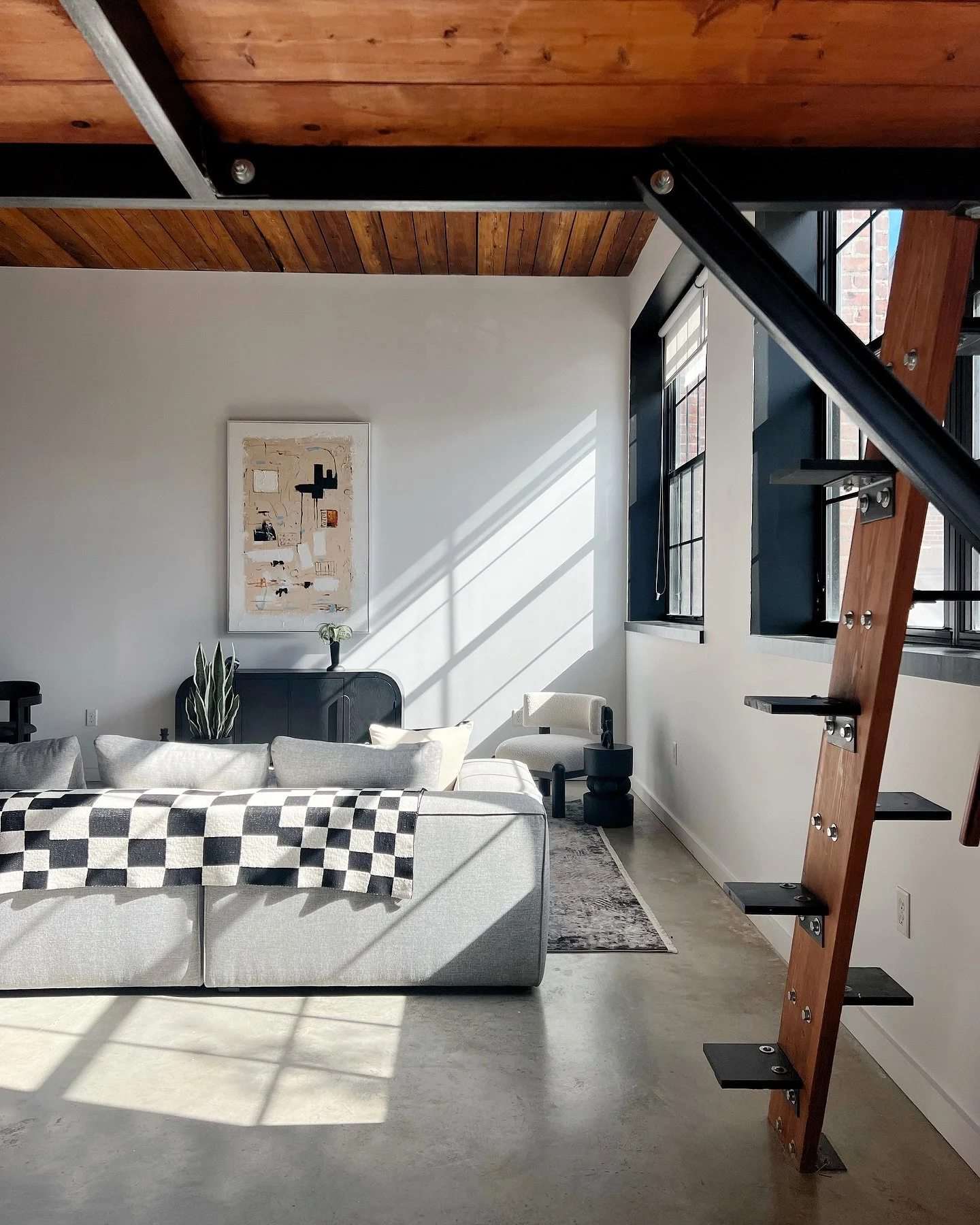 A long couple weeks being hit with pneumonia but finally getting back into the swing of things and starting off strong with a full week ahead. We are back baby, we are back.

#roomserviceplease #homestaging #realestate #bostonhomestaging #bostonhomes