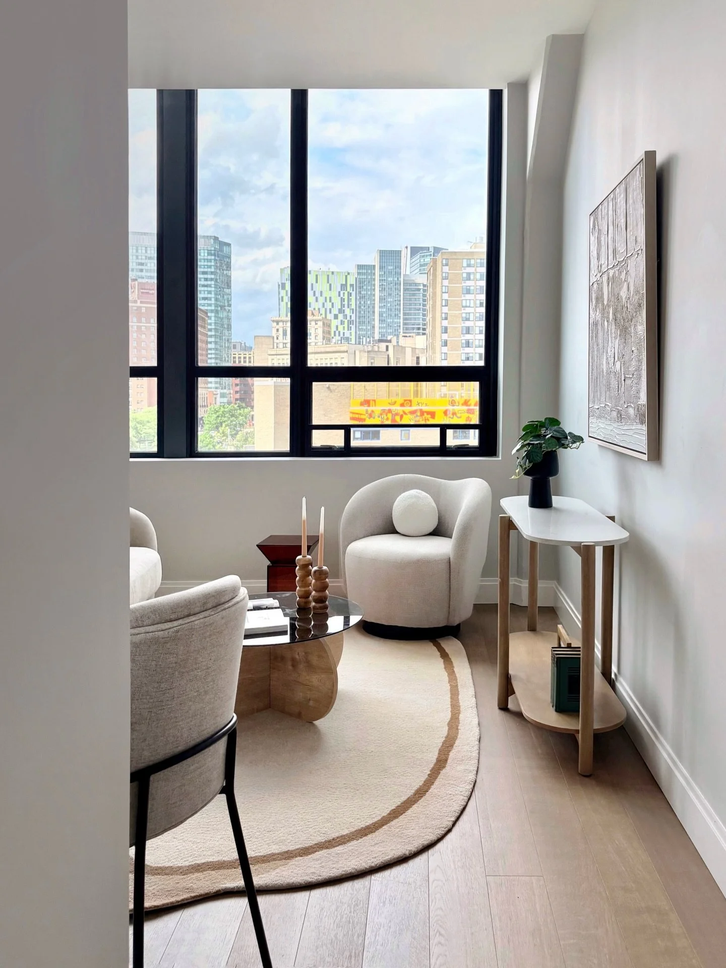 Destaged this sweet but petite 658 sqft space on Shawmut the other day and handed the keys back to the market. Small footprint with a major view. 

#roomserviceplease #rsr #petitesuite #bostonrealestate