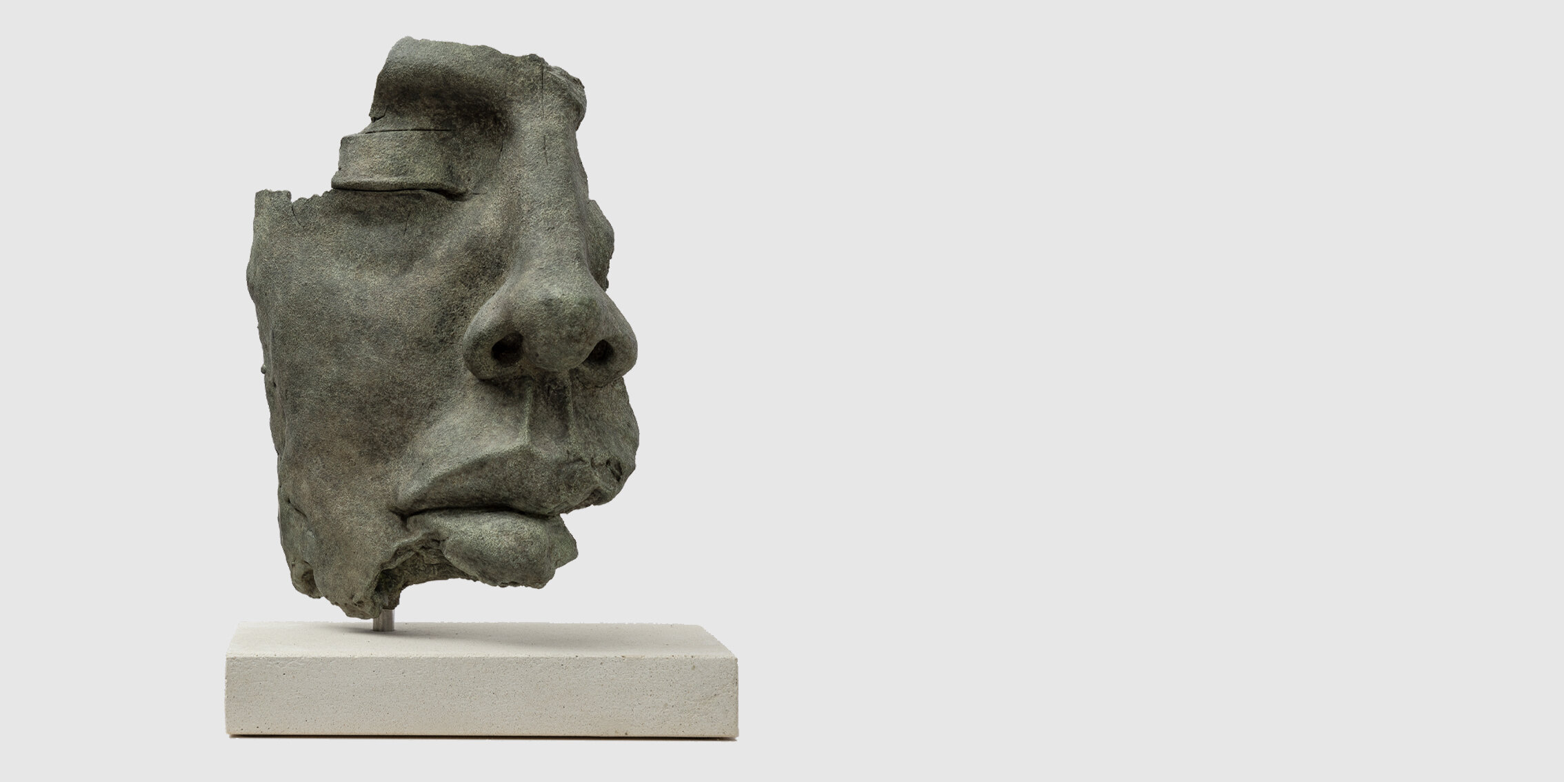 Fragmento ojos cerrados. 2002. 25x20x10 cm. Bronce.