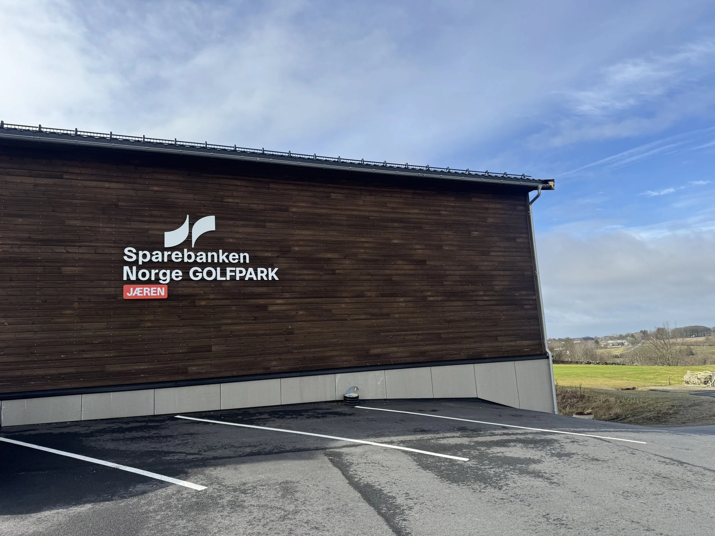 Navnesponsor på plass på veggen!