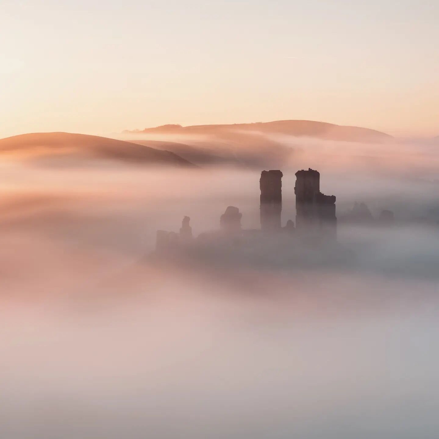 Last Saturday morning was a beaut, @neilharrison_photo and I started out so early that there was no mist around but just before sunrise as we reached the top of the hill the tell tale signs a beautiful morning appeared. the mist was flowing into the 