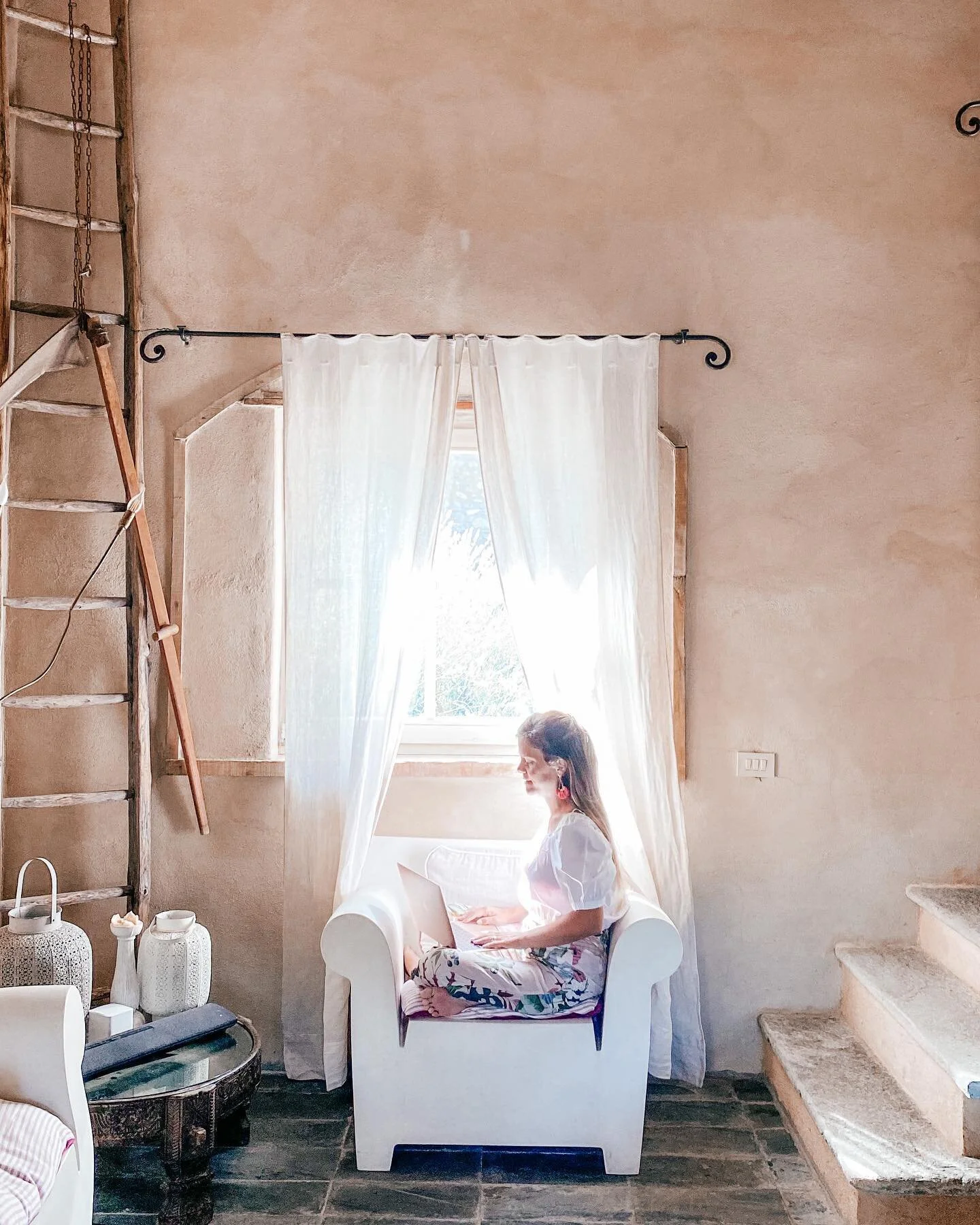 It was October 2018. I was at Dina&rsquo;s for a yoga session. She was pouring me a cup of tea and we started talking about life, dreams and future.
I remember clearly that I was telling her my biggest dream was to have a job free from any office or 