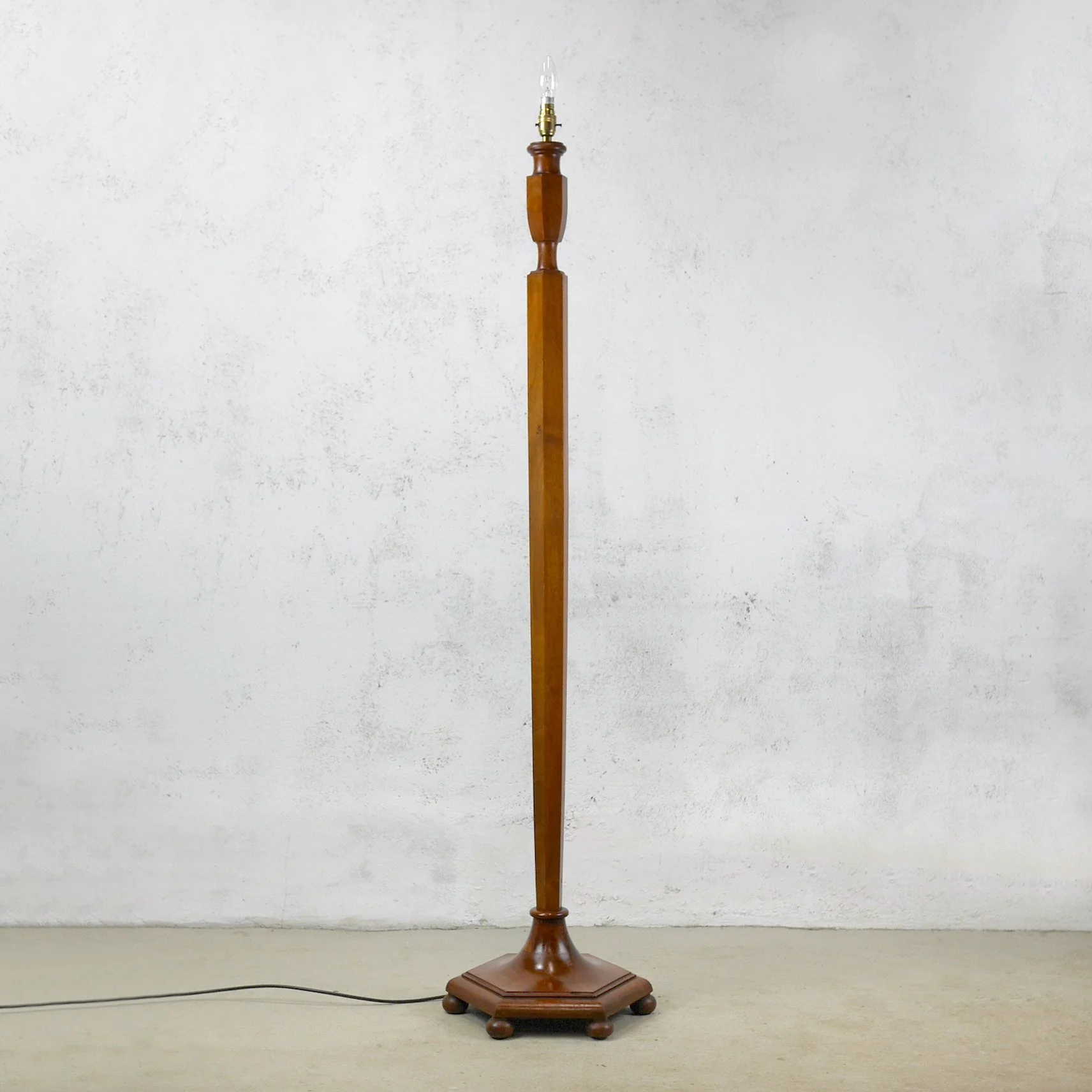  HEALS OF LONDON WALNUT LAMP
