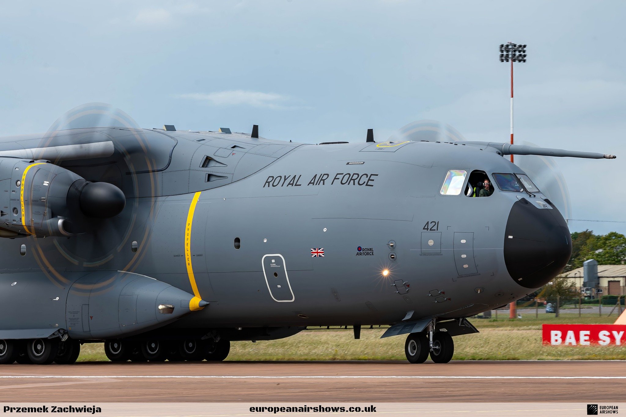 𝐀𝐈𝐑𝐒𝐇𝐎𝐖 𝐍𝐄𝐖𝐒: The @royalairforceuk @airbus A400M Atlas will be serving as the jump platform for the @raffalcons at the @balticairshow. Moreover, the aircraft will also be available for static display during the event.

The Atlas measures o