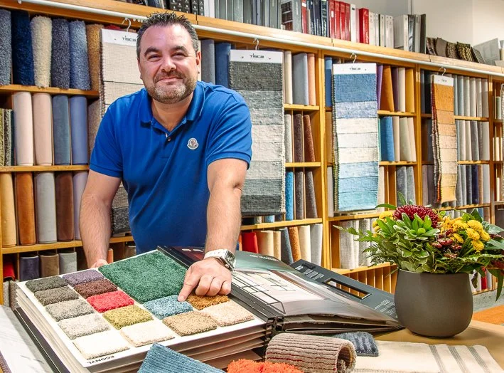 Notre collaborateur présente des échantillons de moquette.