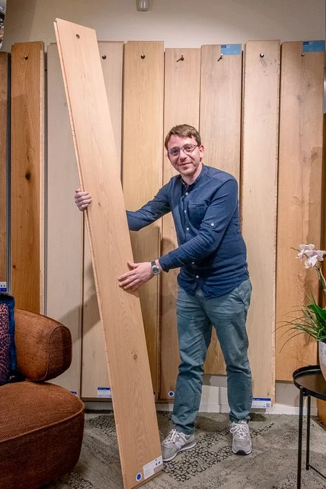 Notre collaborateur présente une lame de parquet
