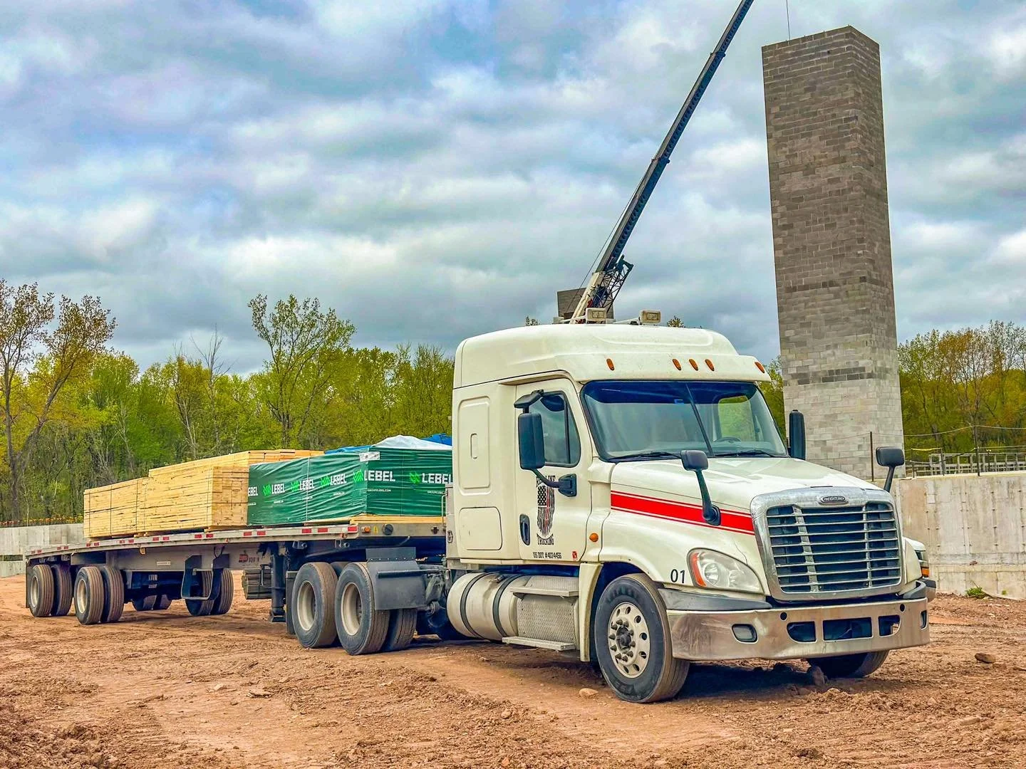 Owner Op. Casey M. with JRC of Palmer, MA delivering at the job site 🏗️🦺🚧

#JRC #JRCTransportation #Trucking #TruckingLife #TruckingLifestyle #TruckingIndustry #KeeponTrucking #Flatbedder #TruckingCompany #FlatbedTrucking #OwnerOperator #Freight #