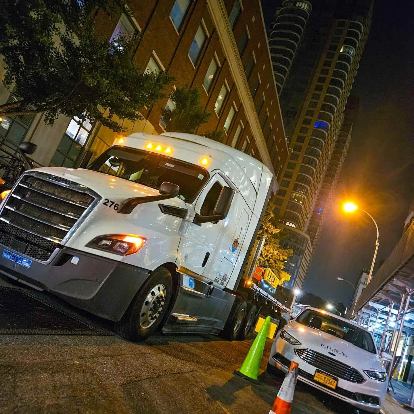 Owner Op. James P. in the heart of the city that never sleeps 🗽🌆

James is dispatched by JRC of Clinton, MD. 📍

#JRC #JRCTransportation #Trucking #TruckingLife #TruckingLifestyle #TruckingIndustry #KeeponTrucking #Flatbedder #TruckingCompany #Flat