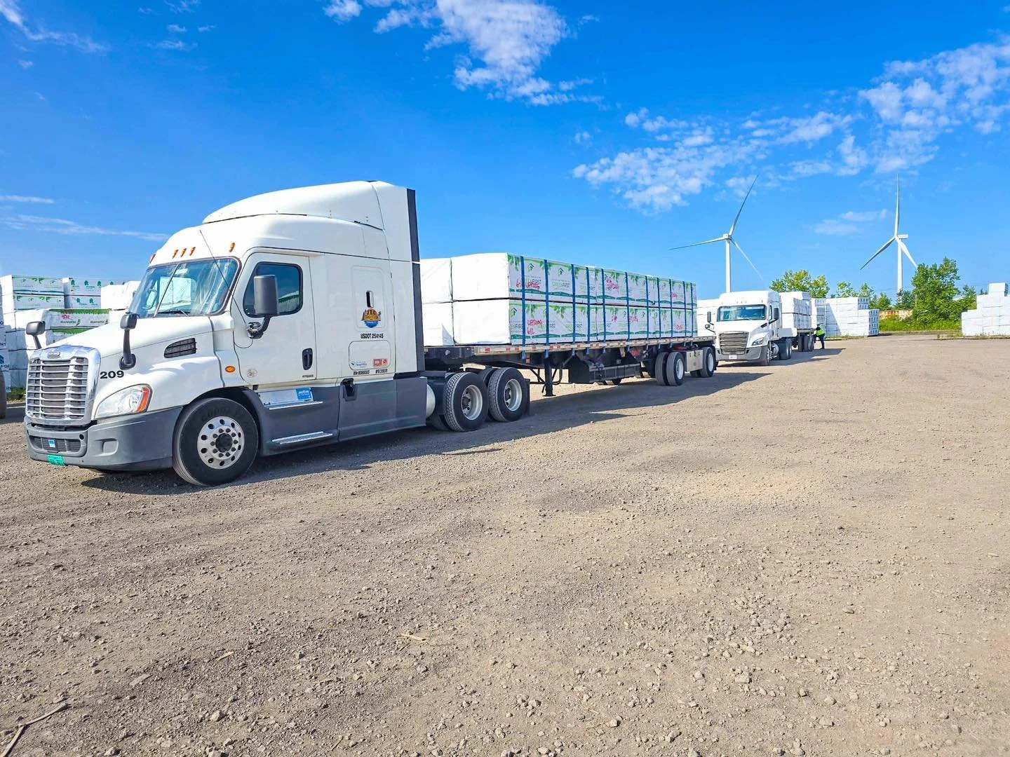 Owner Op. Mike N. picking up at the shipper 🛤️

Mike is dispatched by JRC of Thomaston, CT 📍

#JRC #JRCTransportation #Trucking #TruckingLife #TruckingLifestyle #TruckingIndustry #KeeponTrucking #Flatbedder #TruckingCompany #FlatbedTrucking #OwnerO