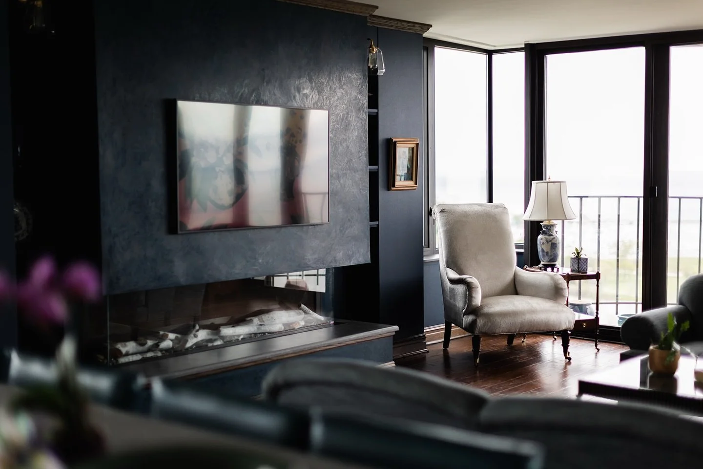 An elegant, earthy Venetian plaster fireplace. @chimentistudios is an artist and incredible to work with. 

#interiordesign #interiordesigner #milwaukeeinteriordesign #milwaukeeinteriordesigner #design designer homedecor home homedesign construction 