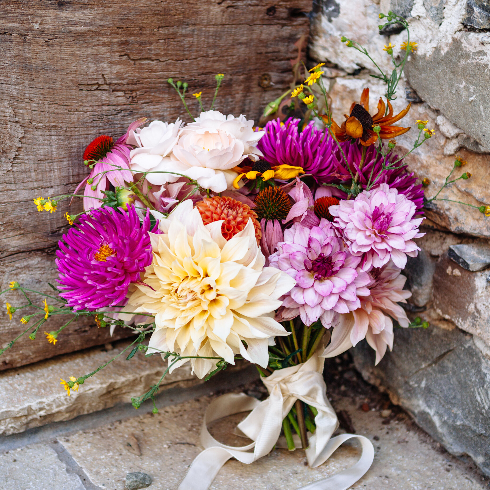 bouquet di nozze dalie echinacea rose fiori selvatici.jpg