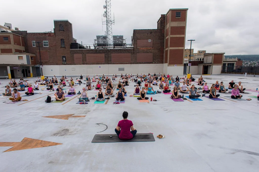 jaya-yoga-studio-yoga-on-the-roof-meditation-lisa-rigau-2023.jpg