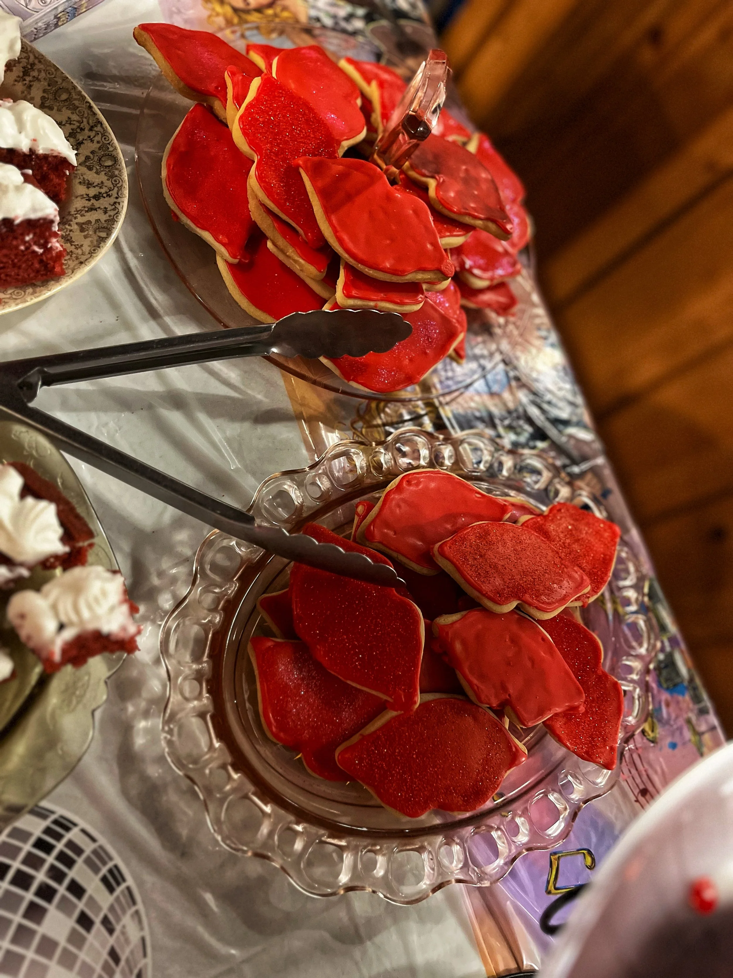 Channeling our inner Swiftie with these red lip sugar cookies at yoga class! 💋🧘‍♀️