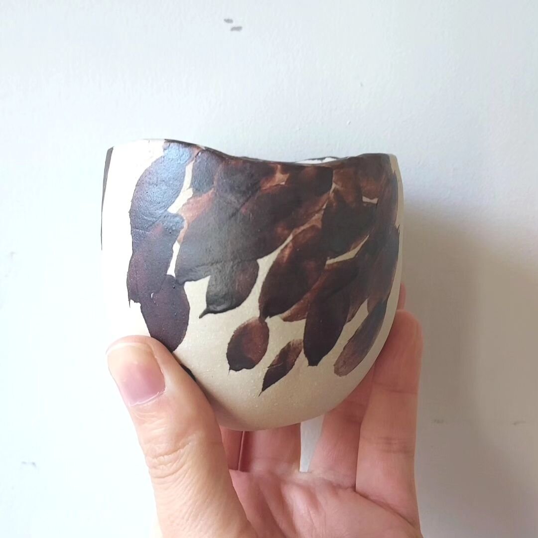 Trying something on a small pinched pot.

I make a lot of test tiles when I want to experiment and the best ones are not just flat pieces of clay but miniature pots, this way I can see how the brushmarks look on a curved form. I like this one!

Open 