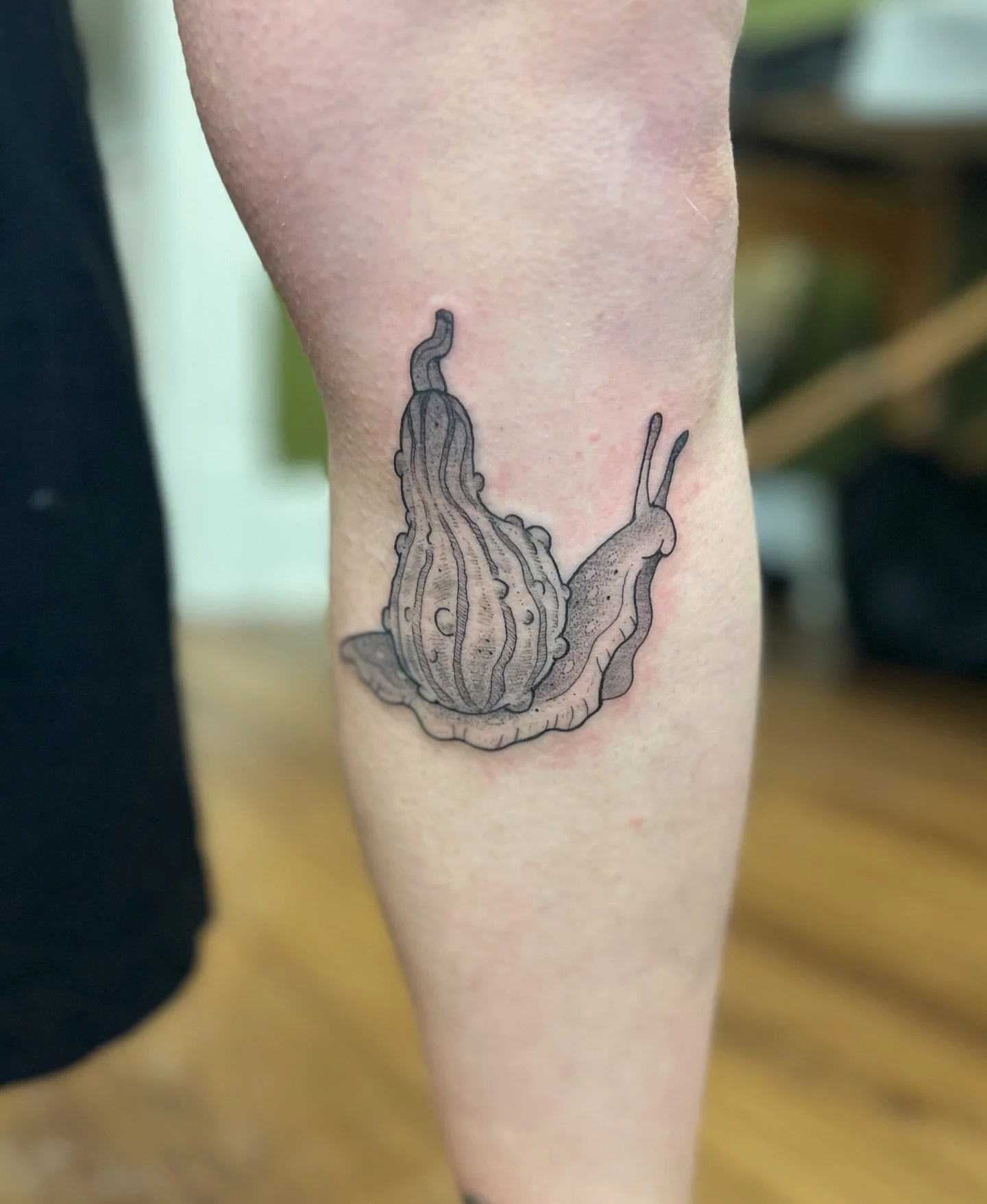 Why yes I am behind on posting again 👼

Two snails in different styles for Olivia! I think you can never have too many snail tattoos and these two are even on the same leg

Beautiful 🐌

✧ ✧ ✧ 

✶ B👀KS OPEN ✶
b00king form in b!o
plantmole@gmail.com