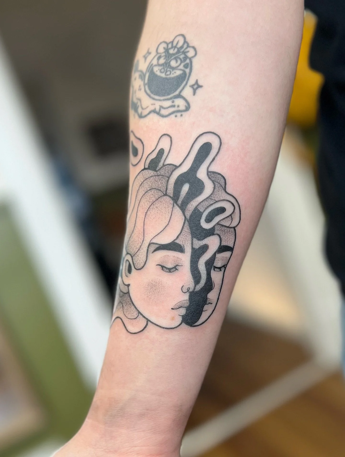 Flash piece from my $150 flash deal I&rsquo;ve been wanting to do!! Thank you Syd for braving the snow for this one 💖

Ft healed snail and flask 

✧ ✧ ✧ 

✶ B👀KS OPEN ✶
b00king form in b!o
plantmole@gmail.com

(Jan - March)

✧ ✧ ✧