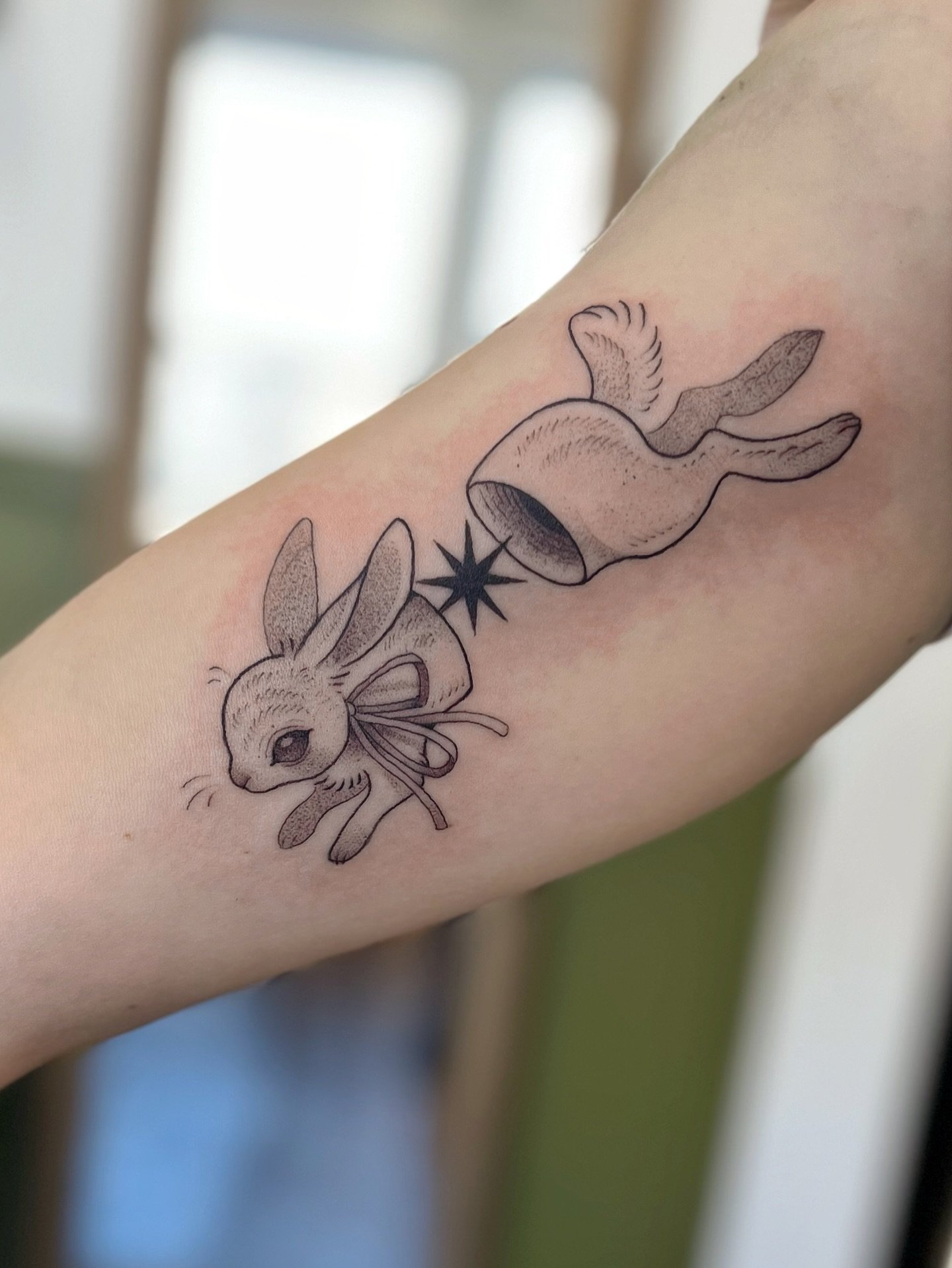 Little white rabbit for Alice 💖🐇
They came in wearing my bunny shirt so I had to snap a pic of them together hehe 

✧ ✧ ✧ 

✶ BOOKS OPEN ✶
booking form in b!o
plantmole@gmail.com

(Booking Dec - Feb)

✧ ✧ ✧
