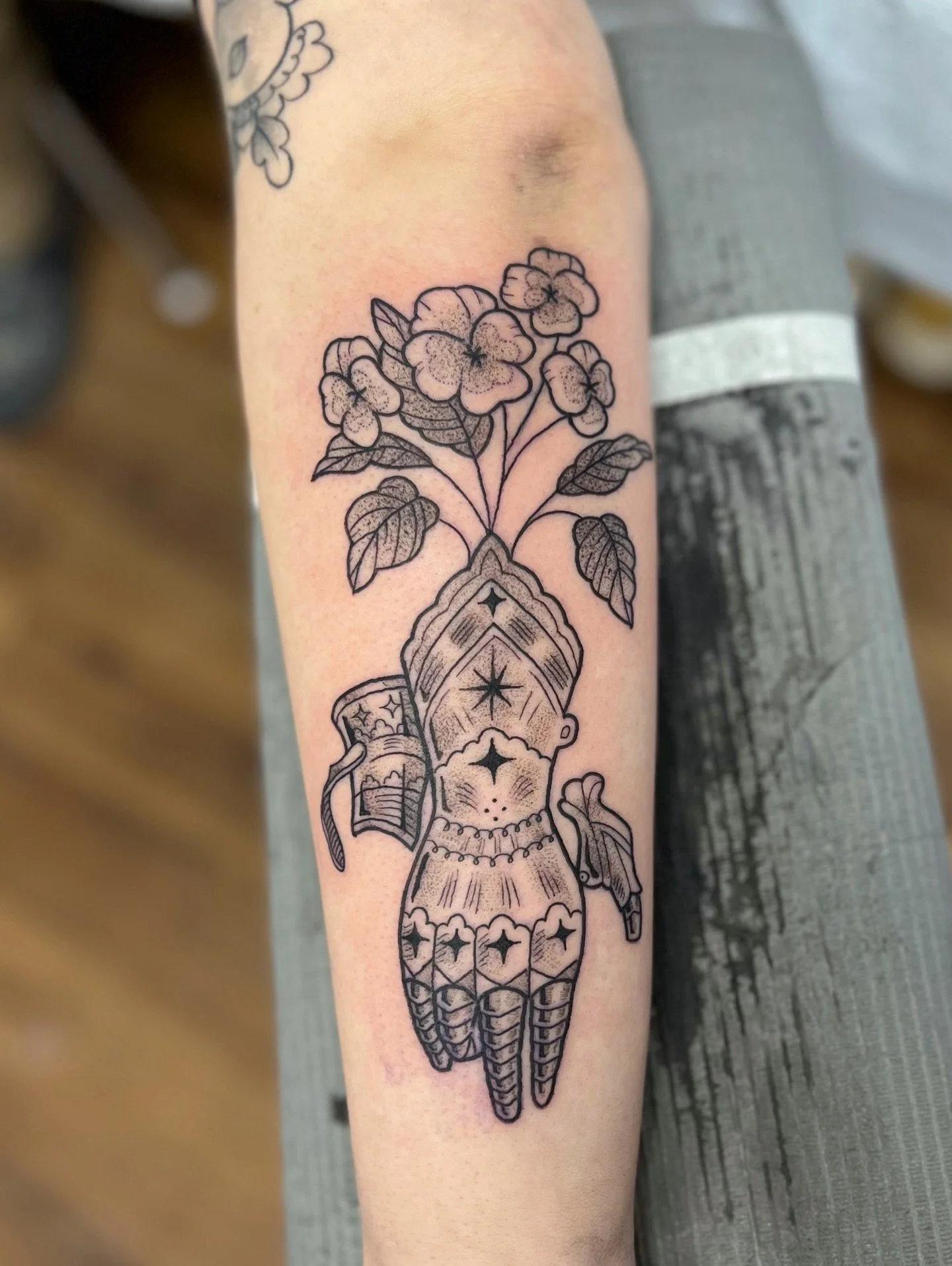 Super happy I finally got to tattoo this gauntlet flash for Sylvia!! Thanks so much for the trust 💖

I have a few days left for Jan if you&rsquo;d like to get flash or custom 

January 26th, 27th and 28th  @ 12pm 

✧ ✧ ✧ 

✶ B👀KS OPEN ✶
b00king for