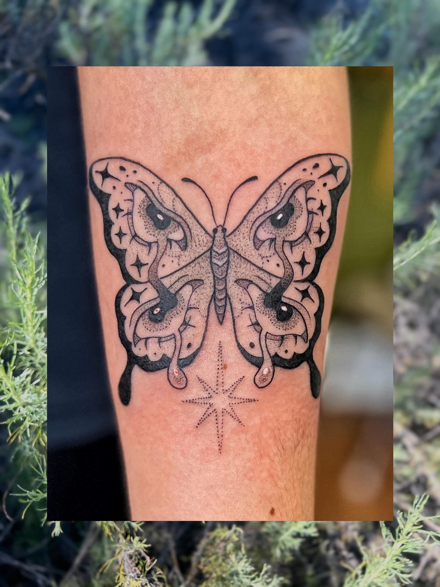 Trippy eye butterfly for Kenya! Thanks for letting me do my thing 💖 

I&rsquo;d love to do more of these! They&rsquo;re super fun ✨

Booking May onwards :~) 

✧ ✧ ✧ 

✶ B👀KS OPEN ✶
b00king form in b!o
💌 plantmole@gmail.com

✧ ✧ ✧