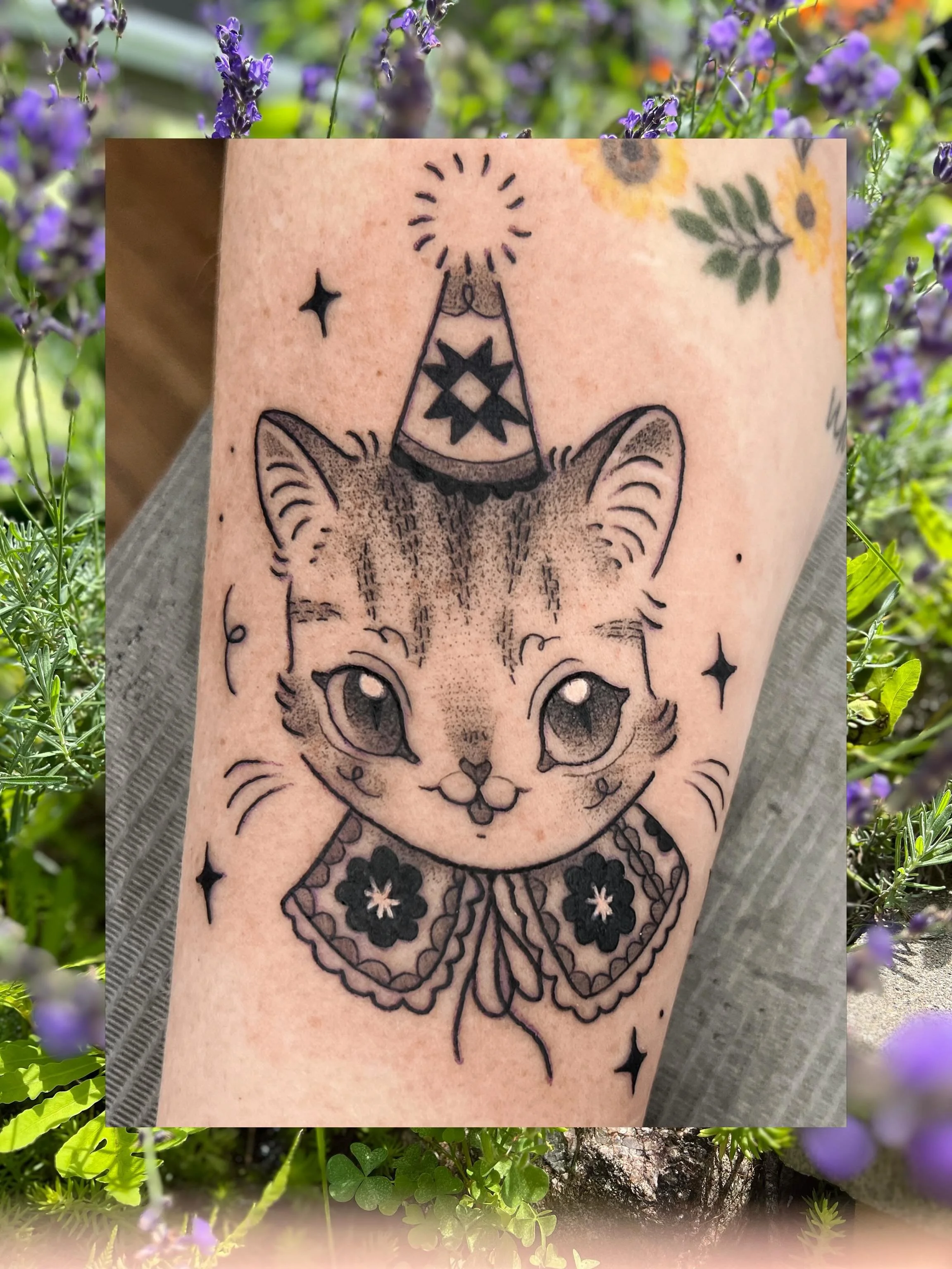 Party kitty for Erin&rsquo;s birthday!! 

I like to imagine that they made their own hat and collar because she&rsquo;s a crafty :^)

Booking May onwards

✧ ✧ ✧ 

✸ BOOKS OPEN ✸
booking 🔗 in my b!o
💌 plantmole@gmail.com

✧ ✧ ✧