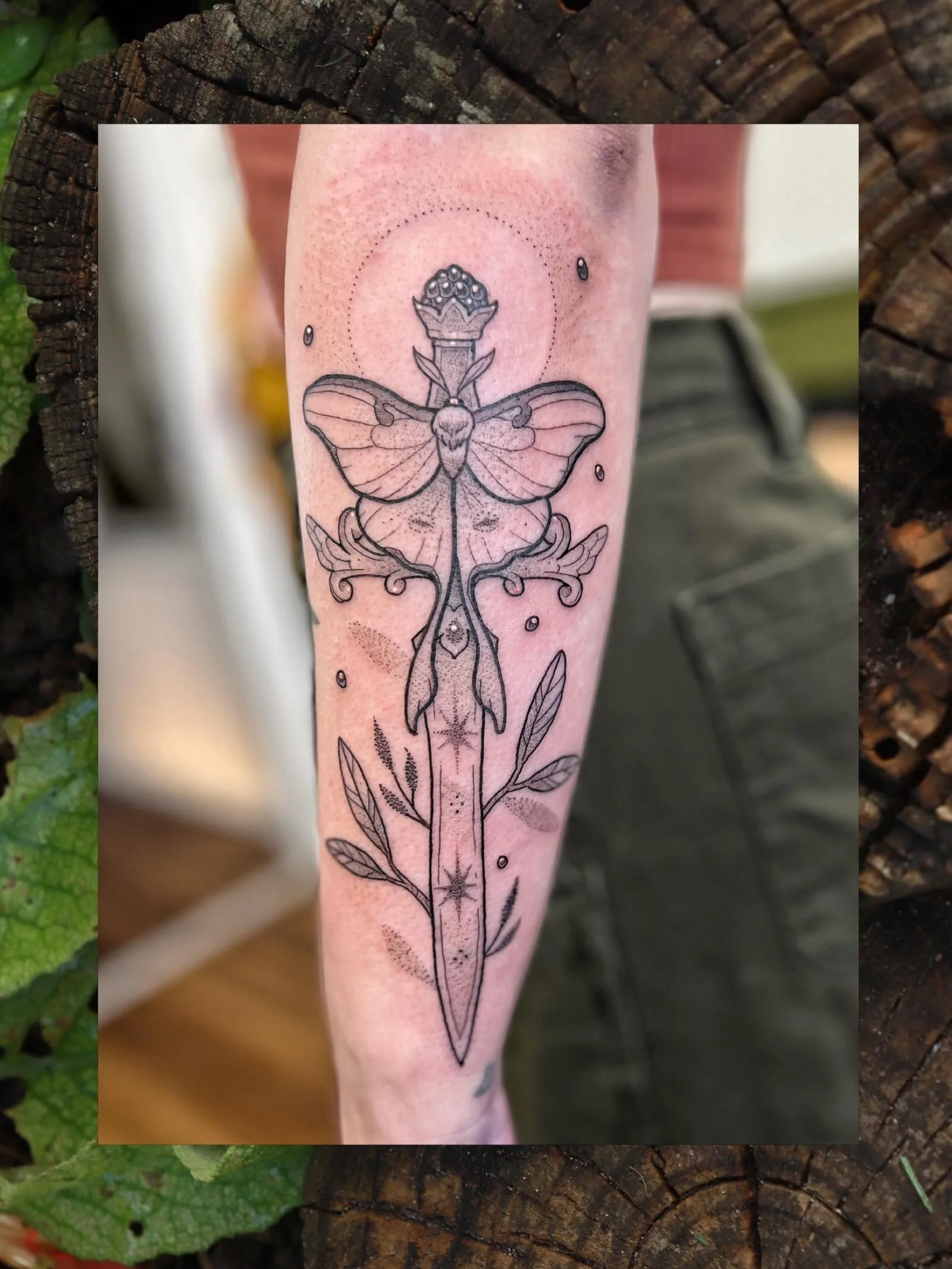 Celestial dagger with a Luna moth for Brooklyn! With a pomegranate pommel to match the pomegranate we did awhile back :^) 

Thanks so much for the trust and always happy to do some whimsical weapons 

Booking May, June and July 🌷

✧ ✧ ✧ 

✸ BOOKS OP