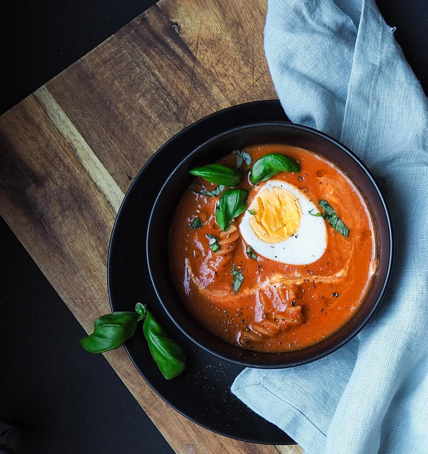 Spicy tomatsuppe med egg og linsepasta: Denne oppfyller alle kriterier for en perfekt hverdagsmiddag: Sunt, kjapt og GODT! Med linsepasta blir den ekstra proteinrik og med litt chili og en d&aelig;sj creme fra&icirc;che, litt mer spennende! #tomatsup