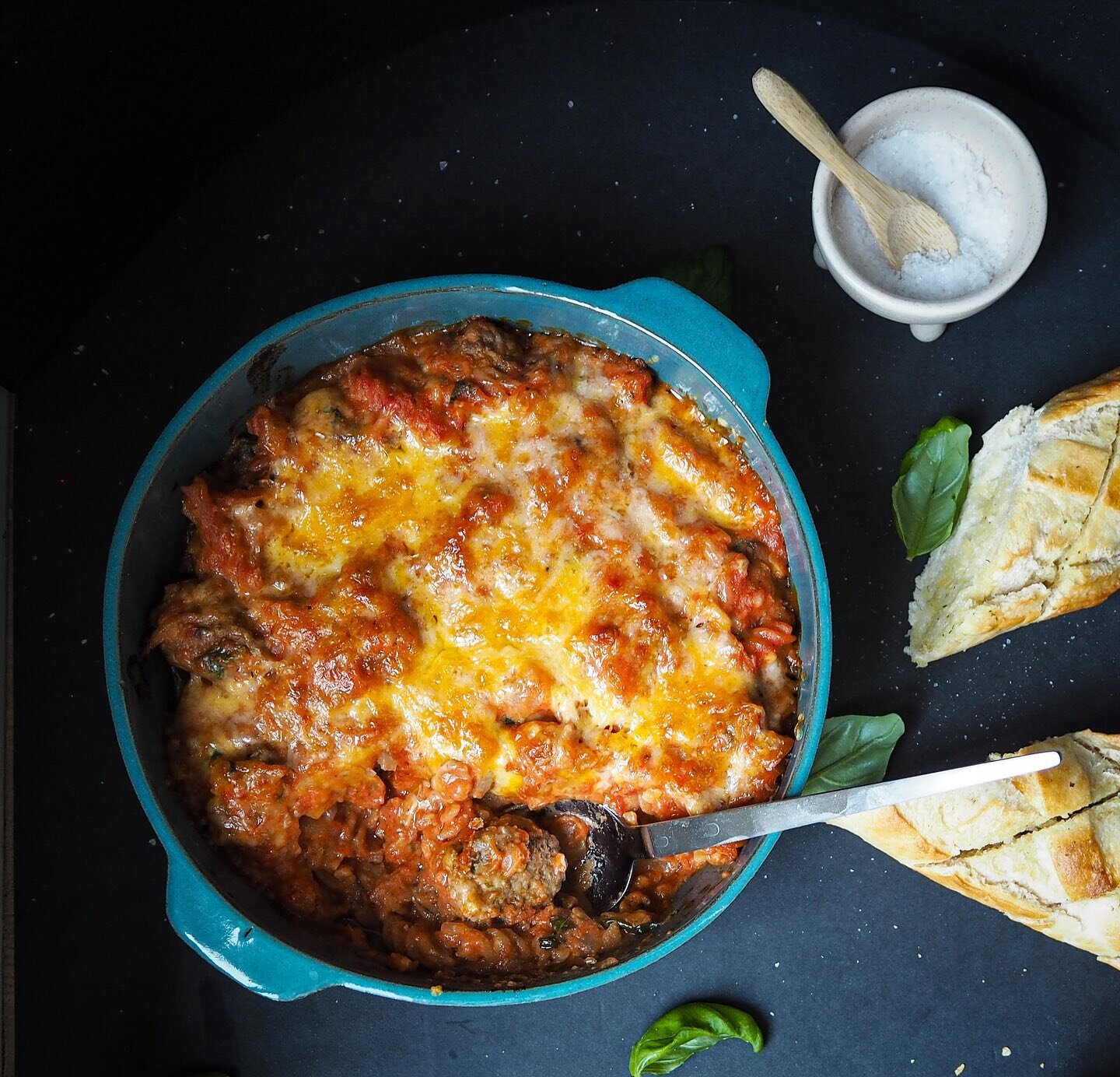 Gratinerte kj&oslash;ttboller med hvitl&oslash;ksbaguetter - perfekt kosemat🤤 Kj&oslash;ttbollene er mine italienske, her komplementert med en kremet tomatsaus og ost, digg digg digg👌🏻! #cooking #kosemat #helgemat #helgemiddag #helgekos #pasta #gr