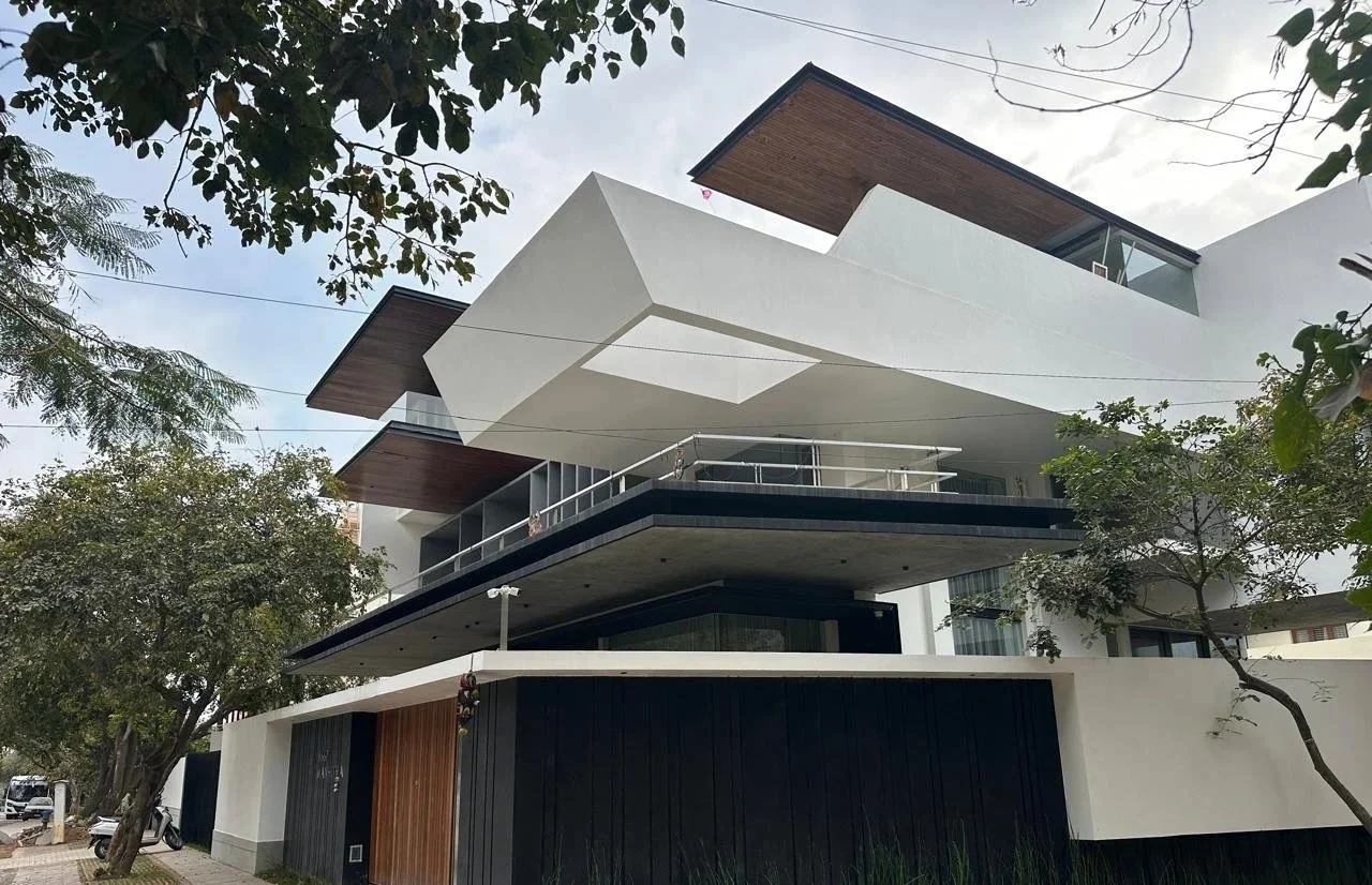 Hovering pool House