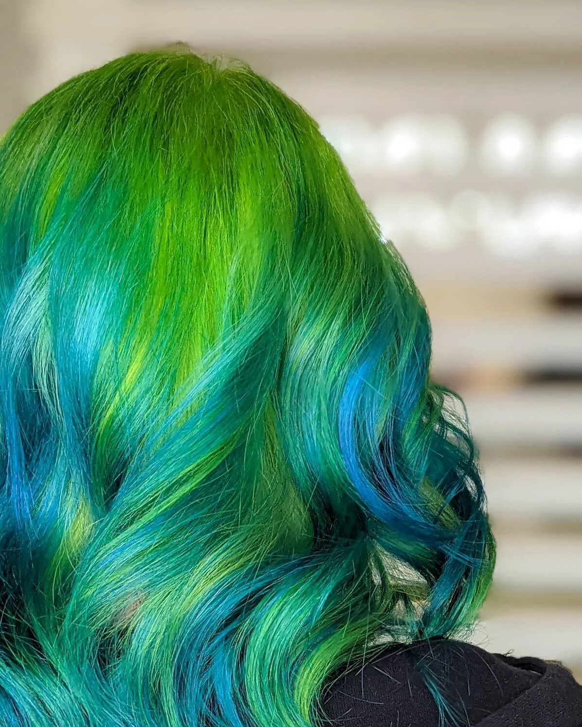 When I found out that ducks have that cool &quot;iridescent/oil slick&quot; patch, I thought to myself...&quot;why on 🌍 are we not all talking about this&quot;