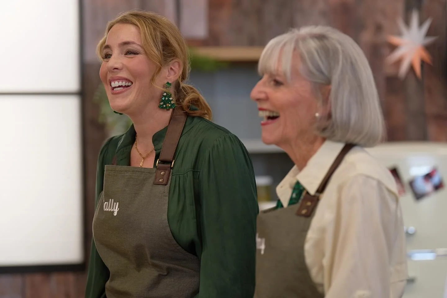 So excited to finally share that Mom and I joined 9 other INCREDIBLE family baking teams (who we quickly became friends with🥰) to compete in Baked with Love: Holiday on @hallmarkchannel 🎄
What a dream come true to share this experience with my mom 