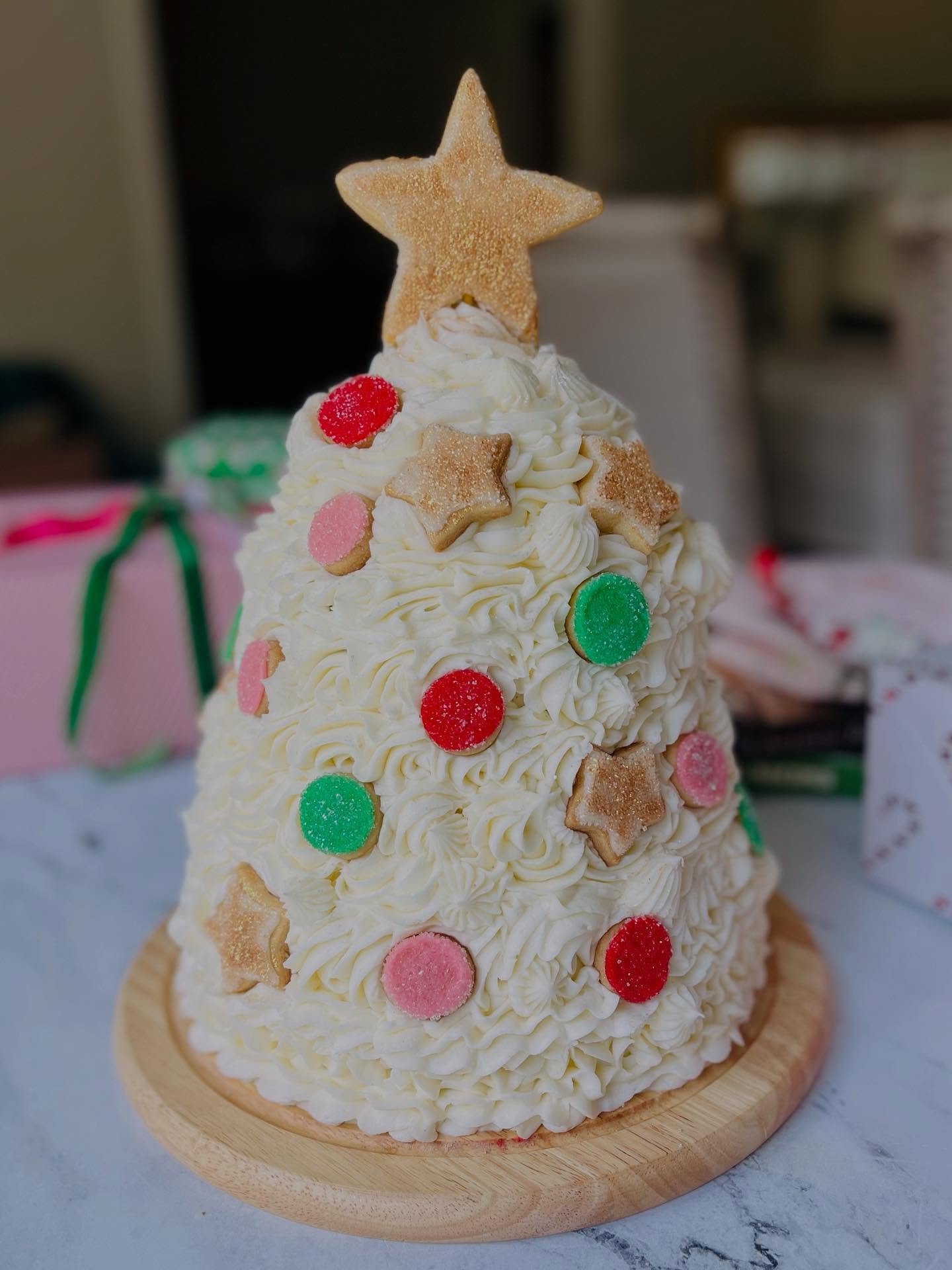 😅We made it through to Baked with Love: Holiday/Episode 3&hearts;️this episode airs tonight, Monday, 11/10 at 8pm #CDT on the @hallmarkchannel 🎁

Thank you to each and everyone of you who tuned in 📺for weeks one and two🥰Mom and I are so grateful 