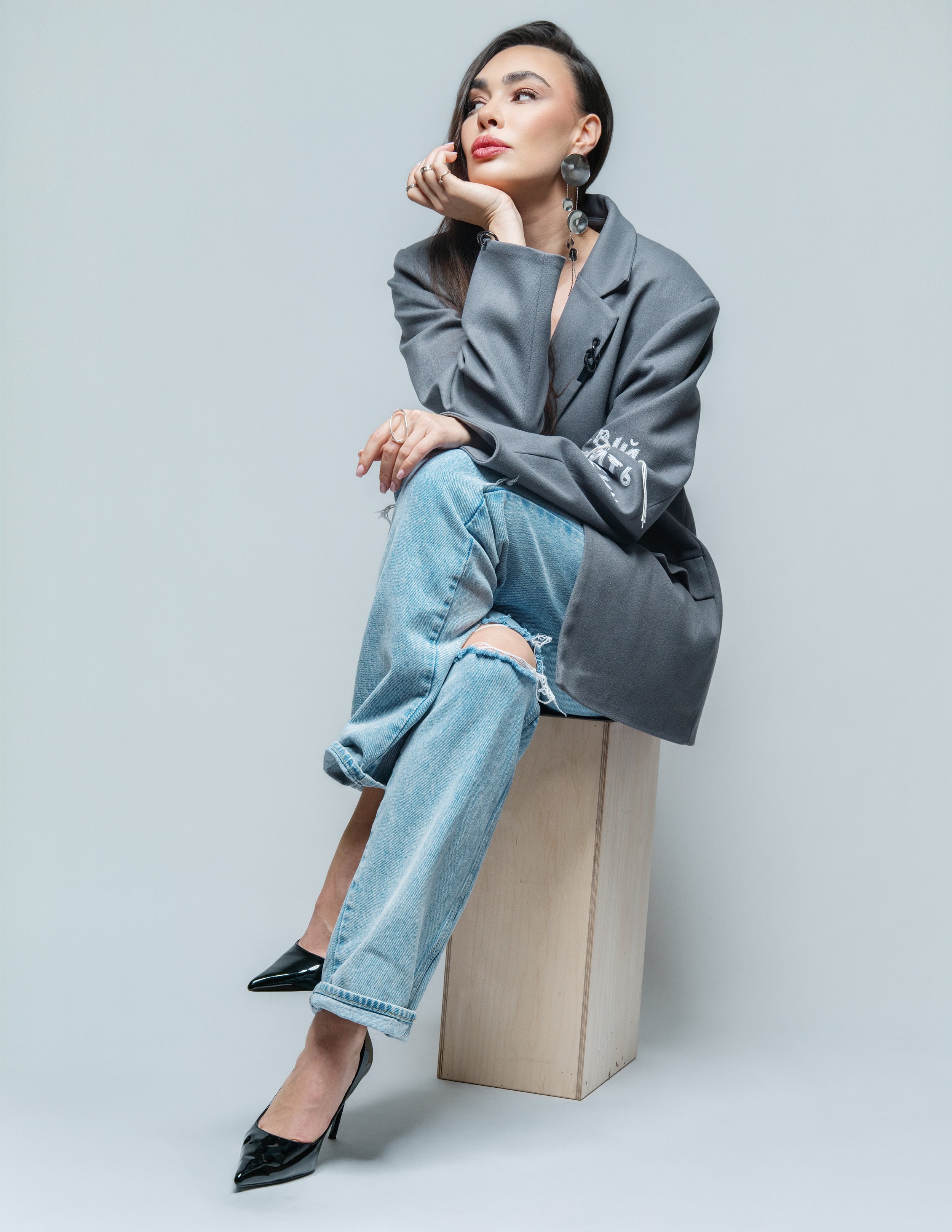 Portrait in the studio of a young woman.